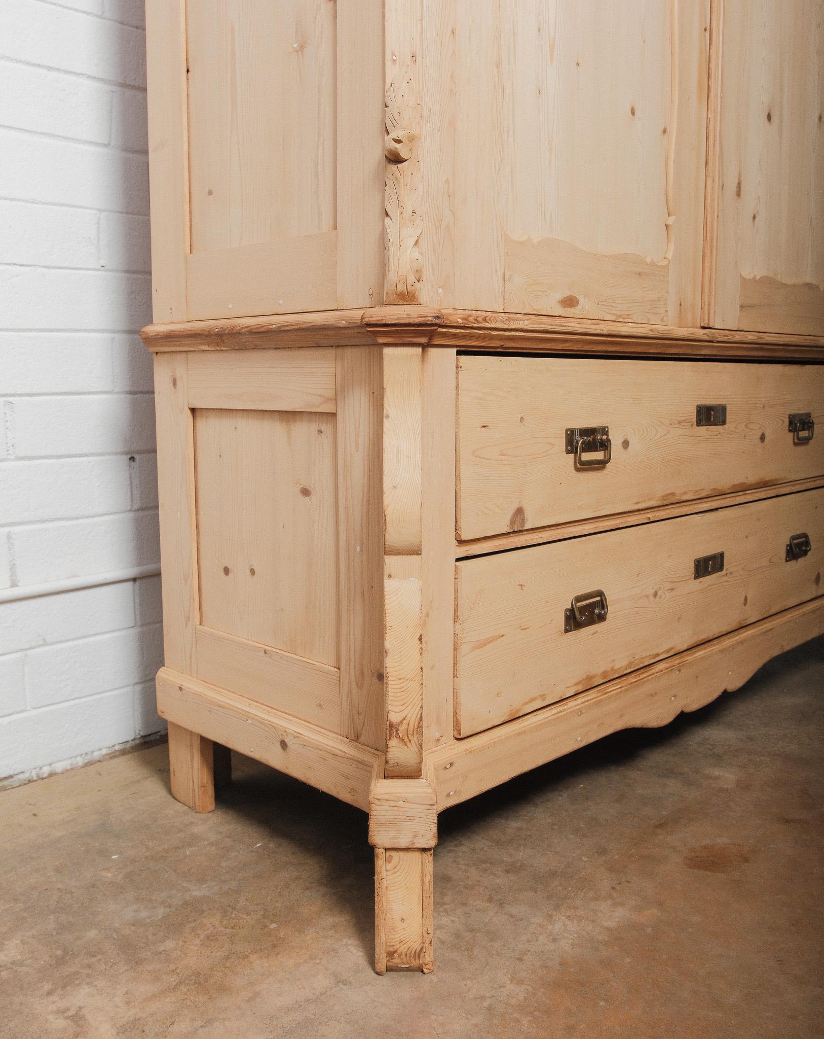 Geschnitzter Kiefernschrank mit Schubladen und Rokoko-Wappen aus dem 19. (Europäisch) im Angebot