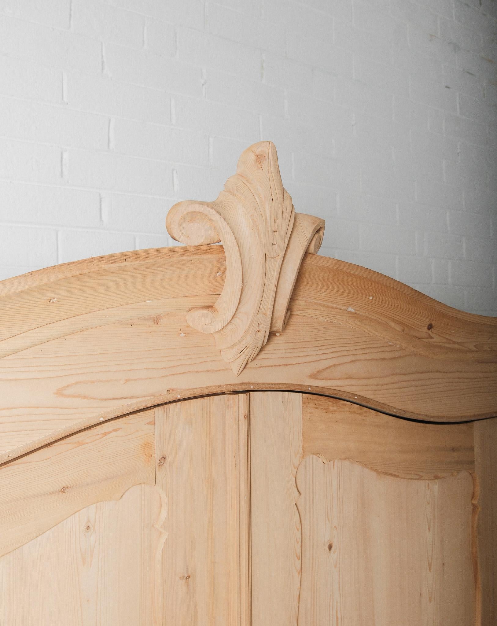 Geschnitzter Kiefernschrank mit Schubladen und Rokoko-Wappen aus dem 19. im Zustand „Gut“ im Angebot in High Point, NC