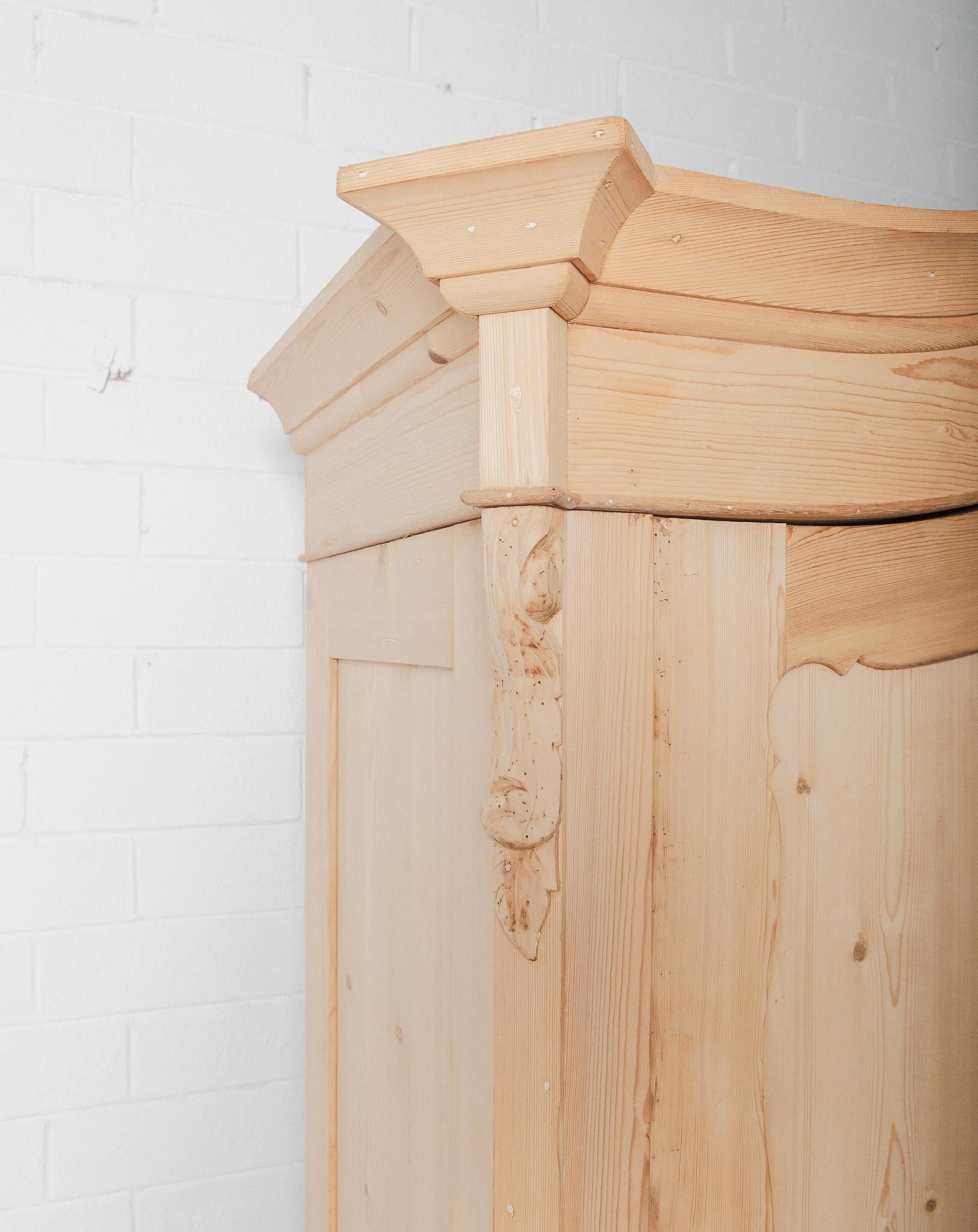 Geschnitzter Kiefernschrank mit Schubladen und Rokoko-Wappen aus dem 19. (19. Jahrhundert) im Angebot