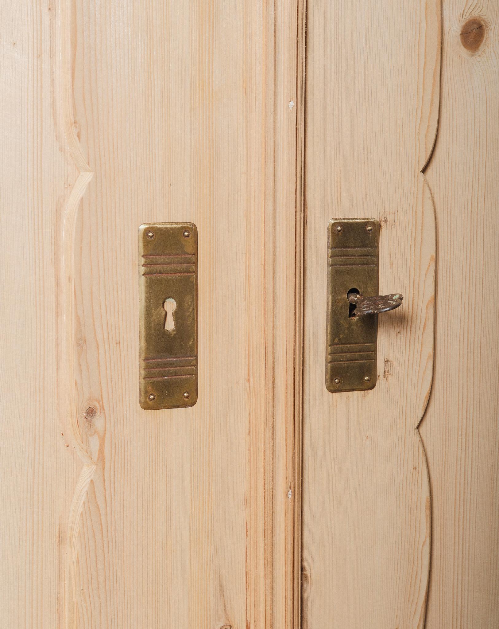 Geschnitzter Kiefernschrank mit Schubladen und Rokoko-Wappen aus dem 19. (Holz) im Angebot