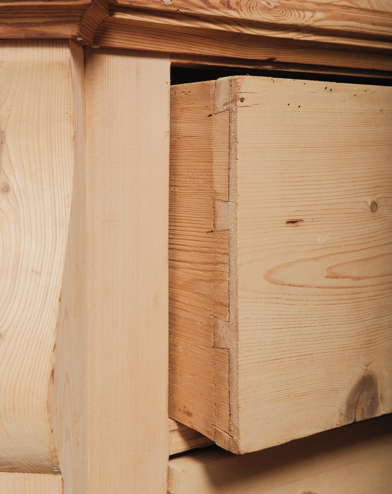 Geschnitzter Kiefernschrank mit Schubladen und Rokoko-Wappen aus dem 19. im Angebot 1