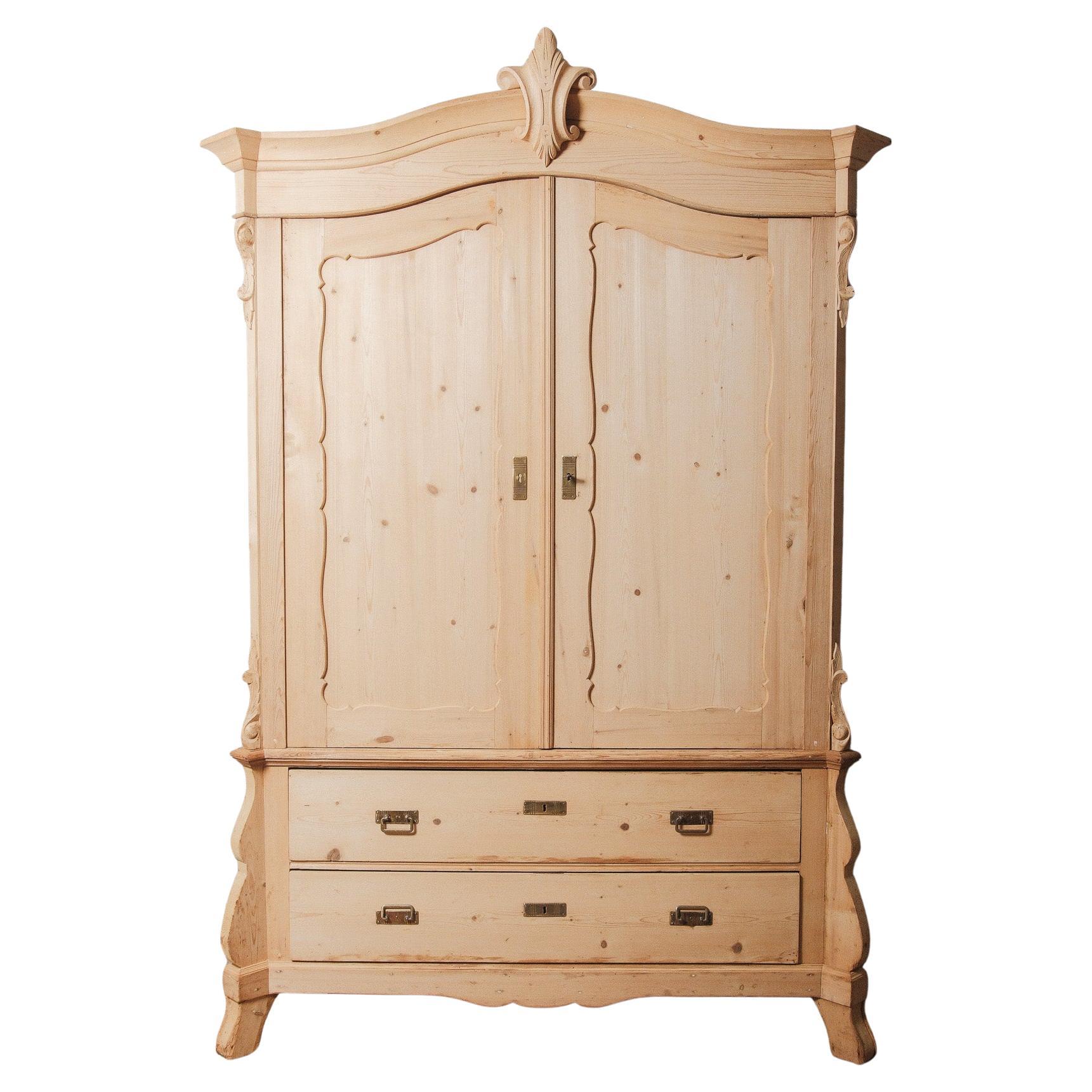 Armadio in pino intagliato del XIX secolo con cassetti e stemma Rococò Revival