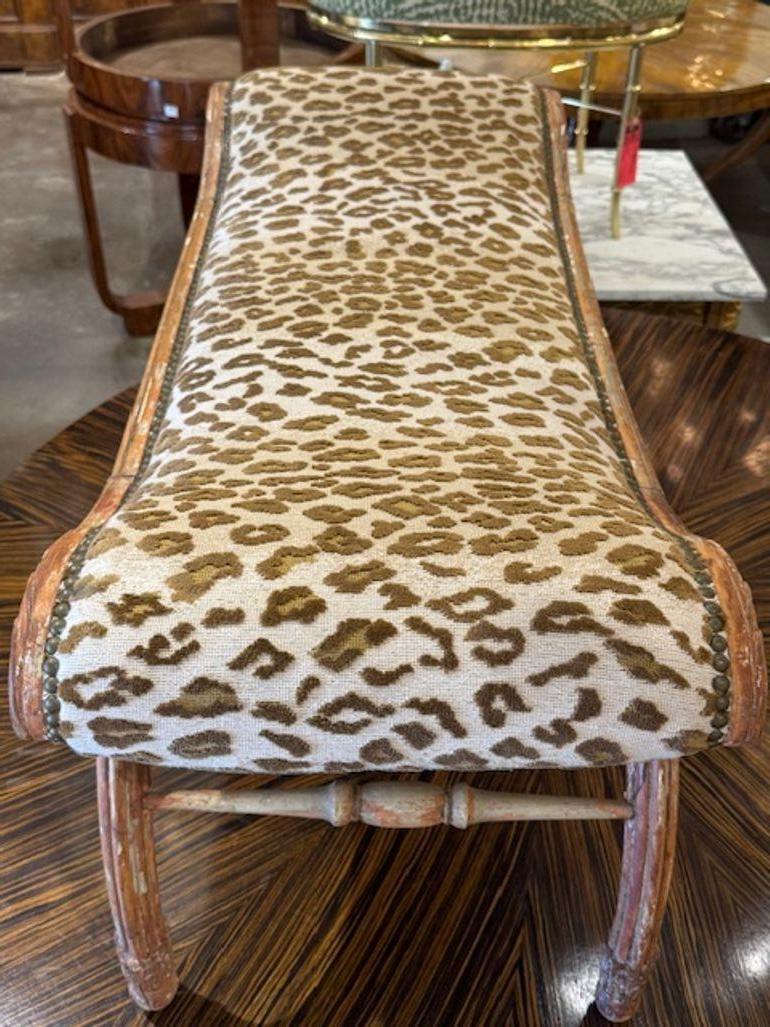 italien Banc polychrome sculpté du XIXe siècle avec tissu Scalamandre en vente