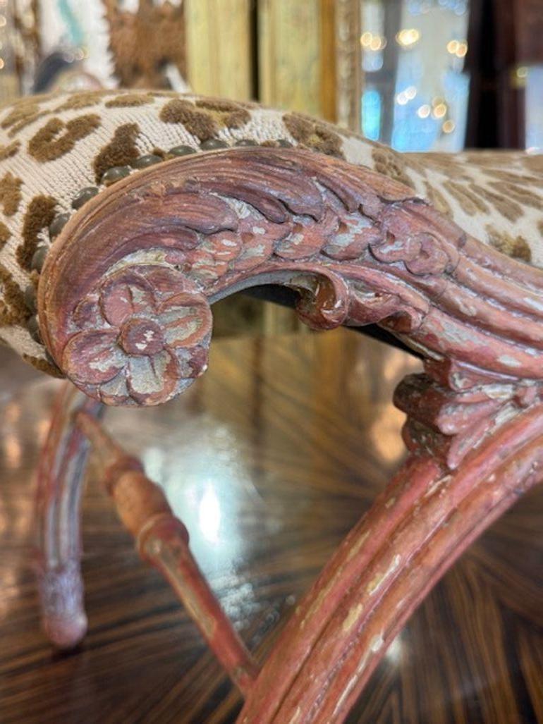 Sculpté Banc polychrome sculpté du XIXe siècle avec tissu Scalamandre en vente