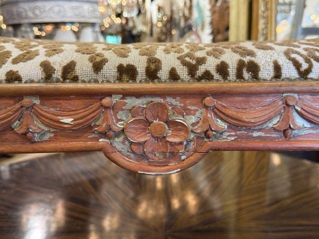 Banc polychrome sculpté du XIXe siècle avec tissu Scalamandre Bon état - En vente à Dallas, TX