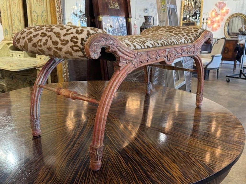 Tissu d'ameublement Banc polychrome sculpté du XIXe siècle avec tissu Scalamandre en vente