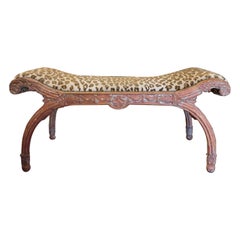 Banc polychrome sculpté du XIXe siècle avec tissu Scalamandre