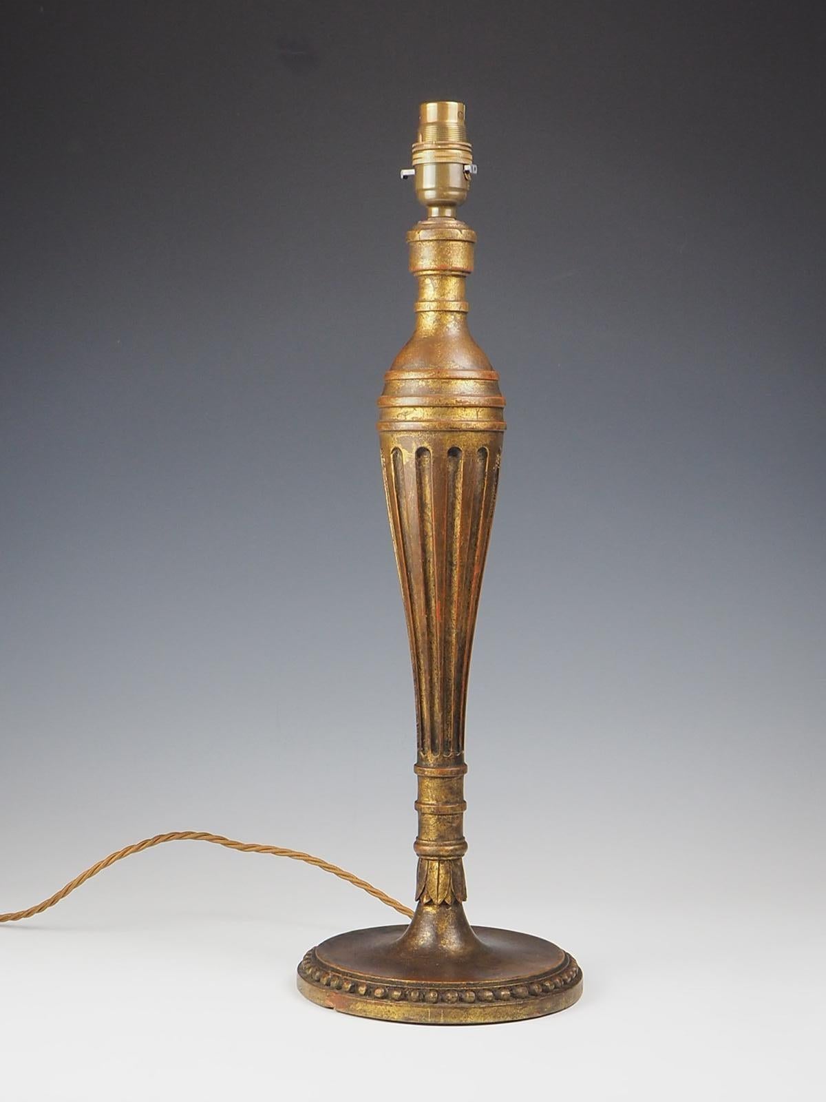 Lampe de table en bois doré polychrome sculpté du XIXe siècle, une pièce vraiment exquise qui respire l'élégance et la sophistication. Fabriquée avec une attention méticuleuse aux détails, cette lampe présente une superbe base en bois sculpté qui a