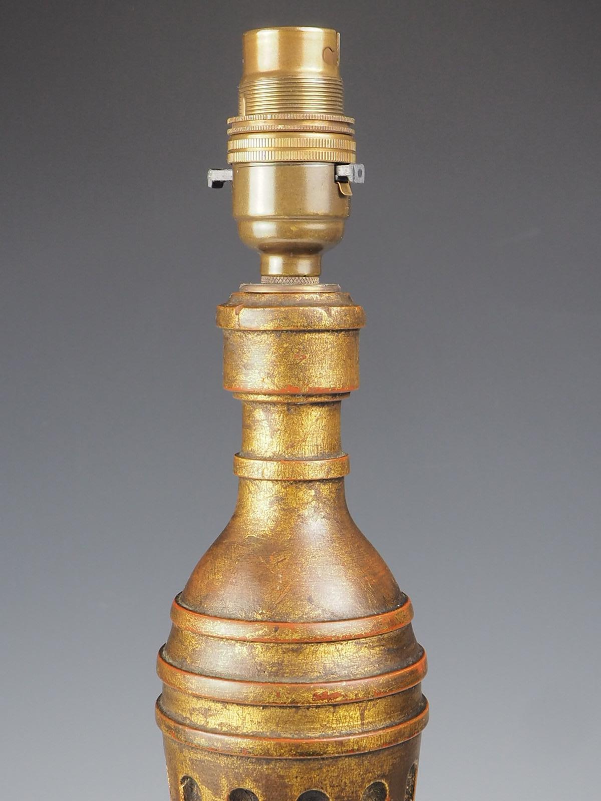 Polychromé Lampe de table en bois doré polychrome sculpté du XIXe siècle en vente