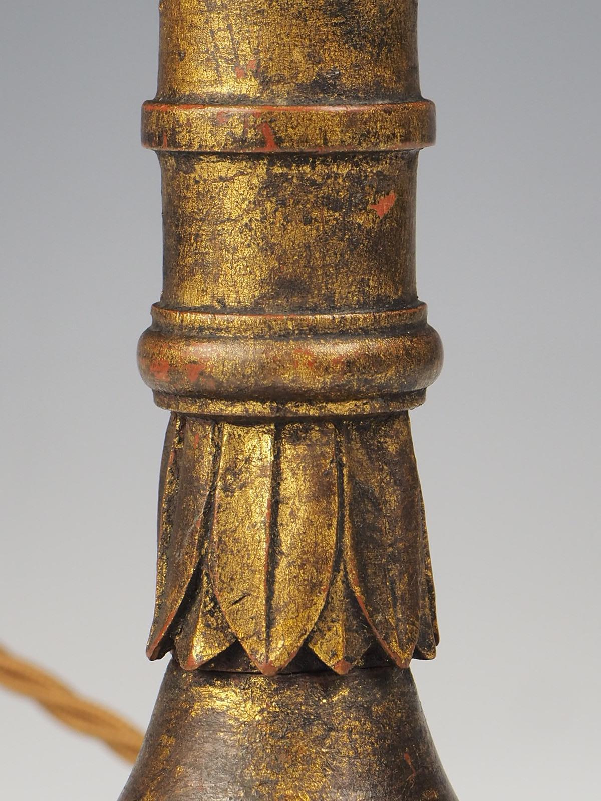 Lampe de table en bois doré polychrome sculpté du XIXe siècle en vente 2