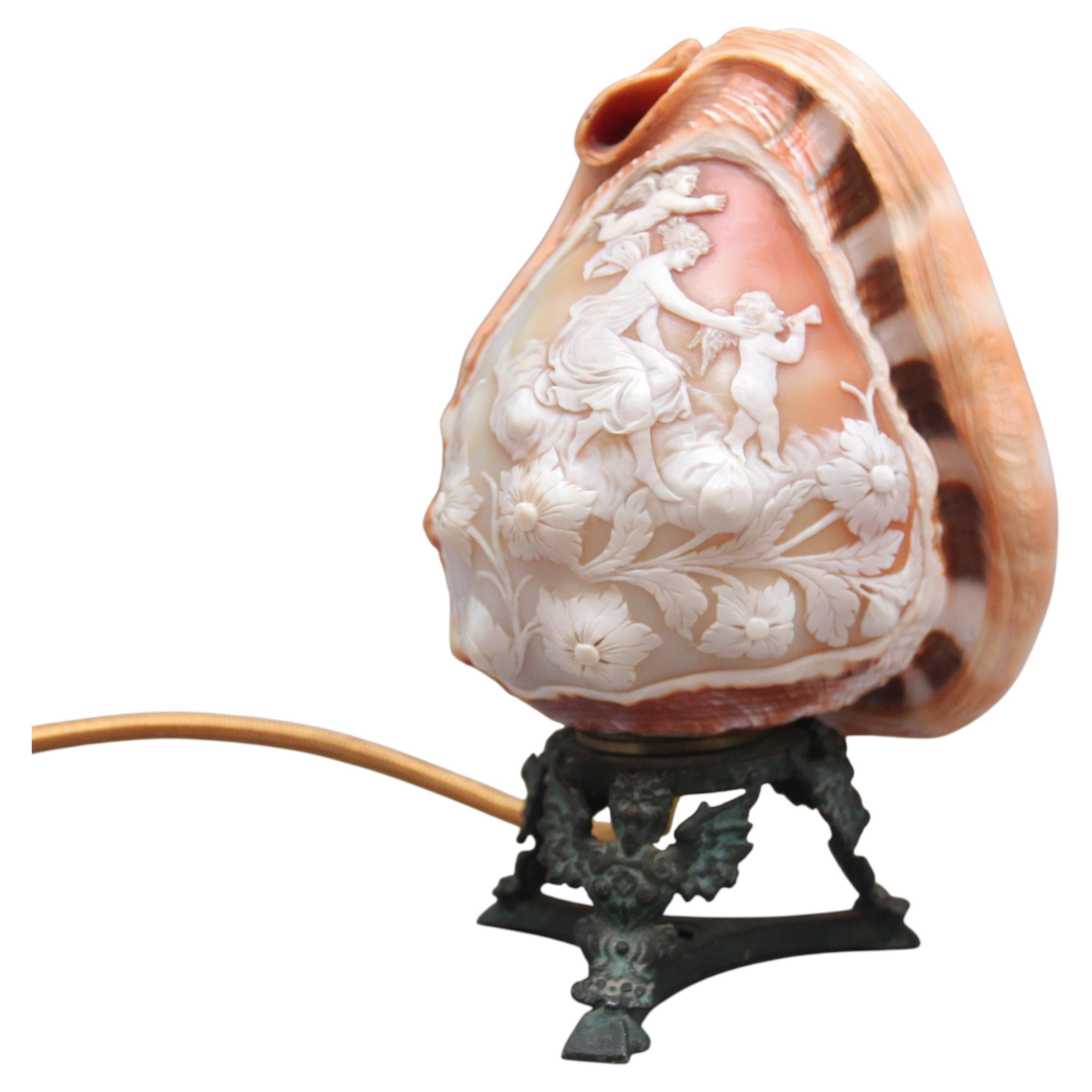 Geschnitzte Muschelkamee-Lampe aus dem 19. im Angebot