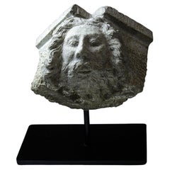 Fragment de fronton en pierre sculptée du XIXe siècle représentant Neptune