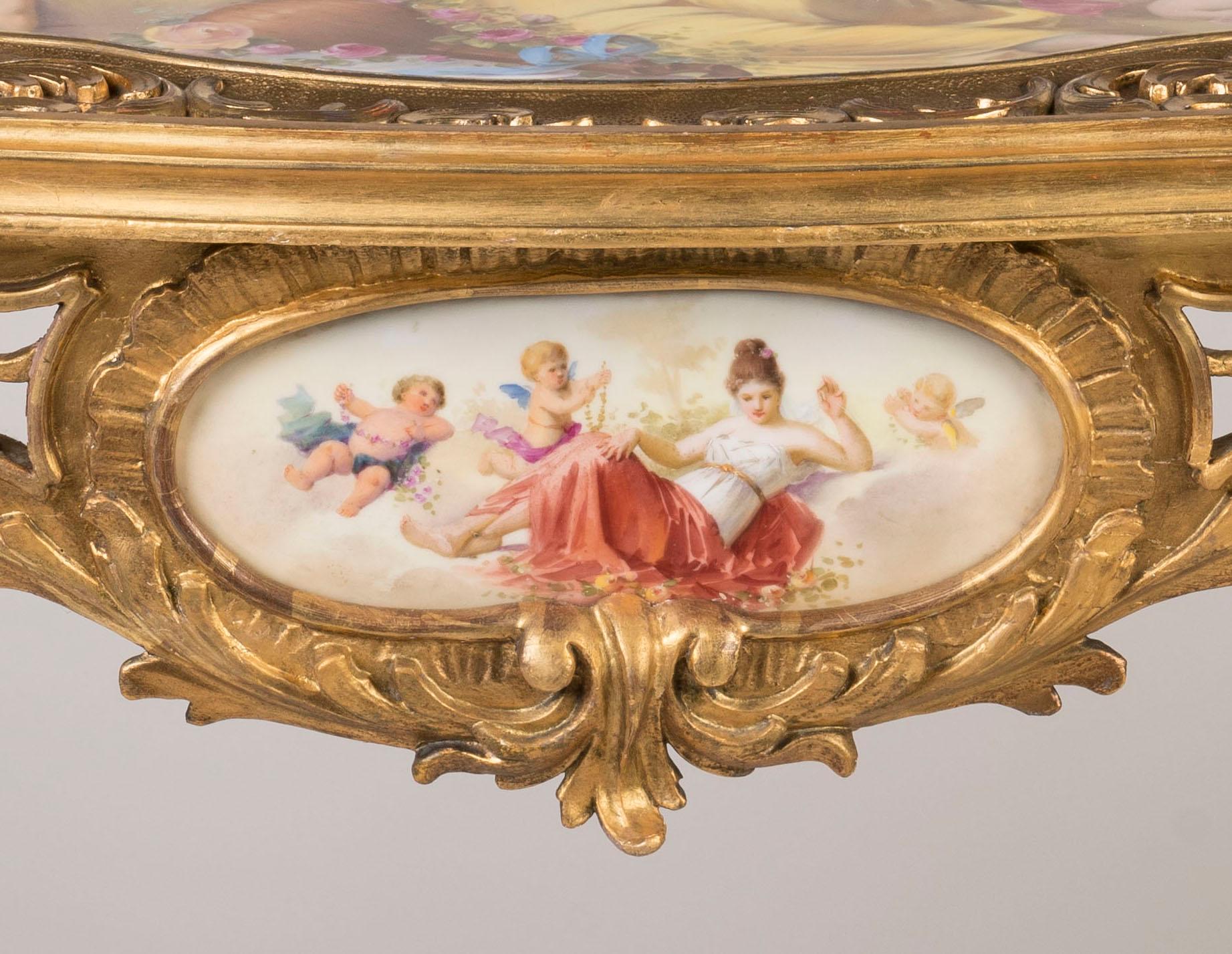 Table sculptée du 19ème siècle de style Louis XV avec panneaux en porcelaine en vente 3
