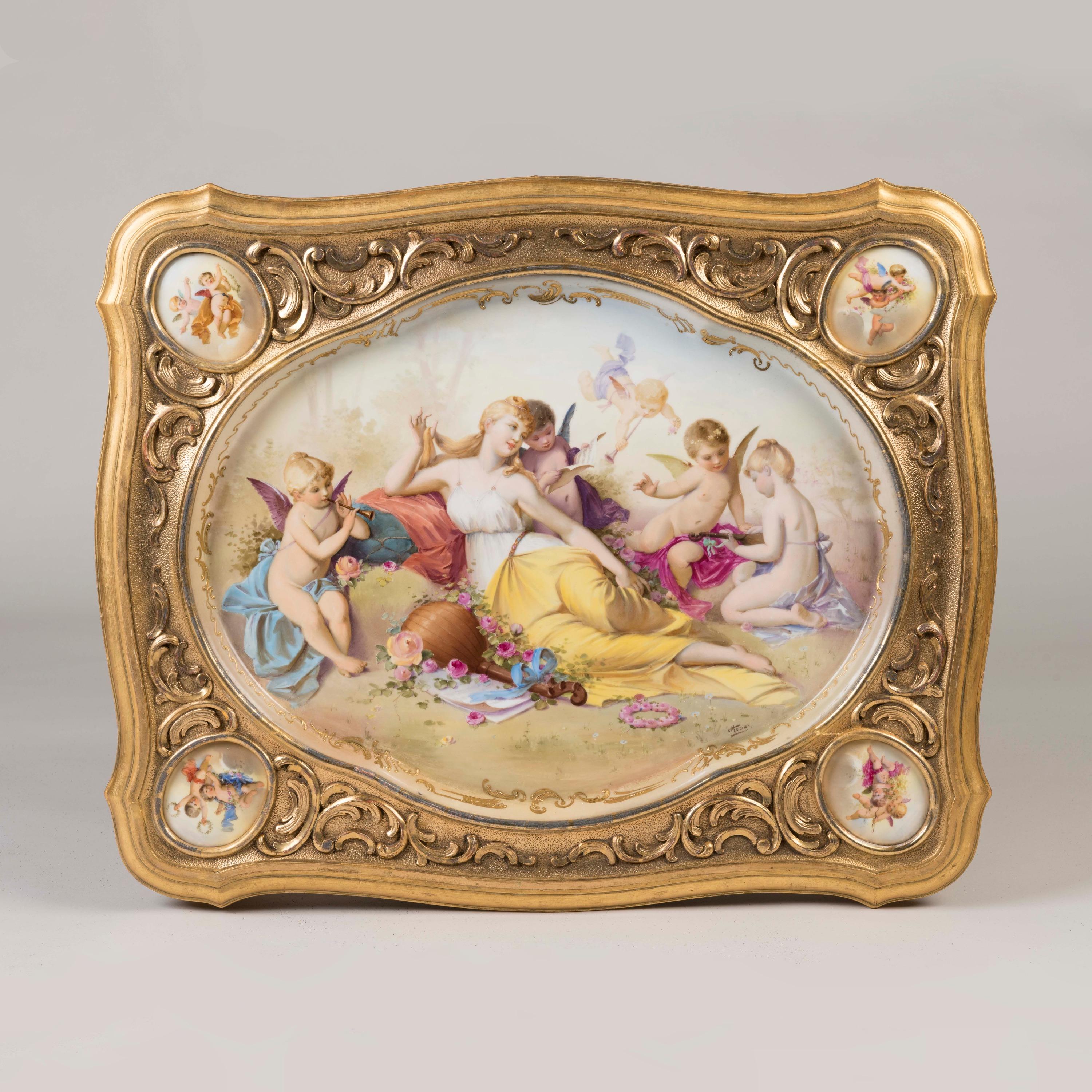 Européen Table sculptée du 19ème siècle de style Louis XV avec panneaux en porcelaine en vente