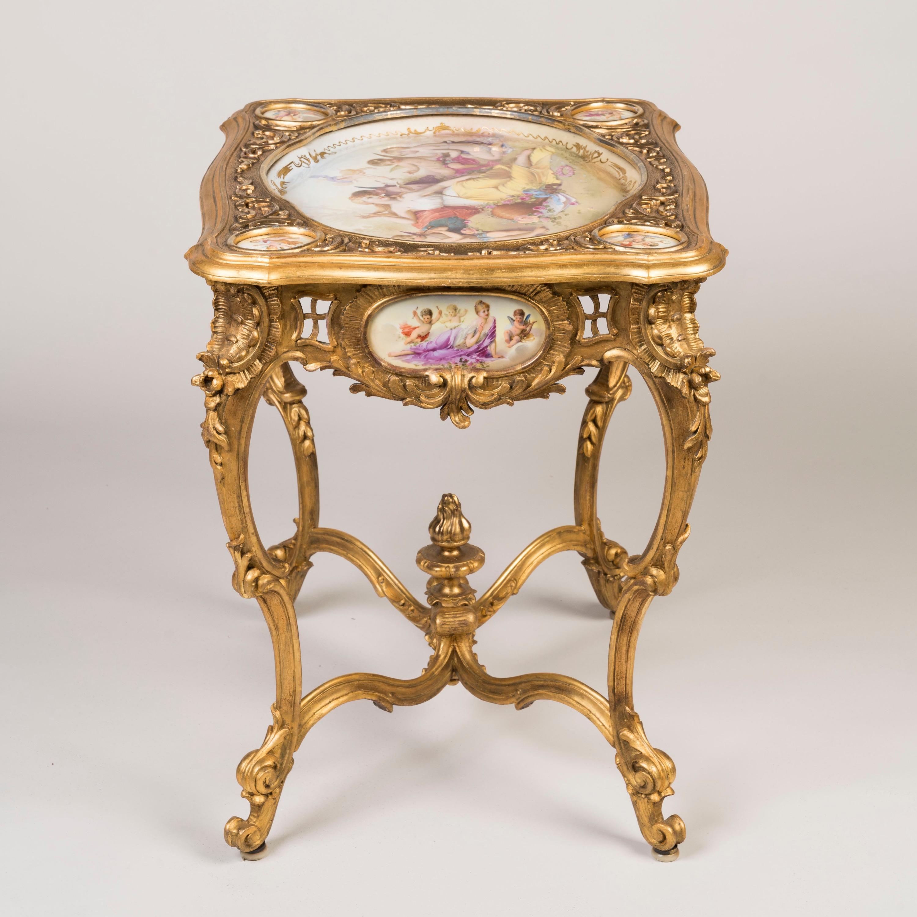 Peint à la main Table sculptée du 19ème siècle de style Louis XV avec panneaux en porcelaine en vente