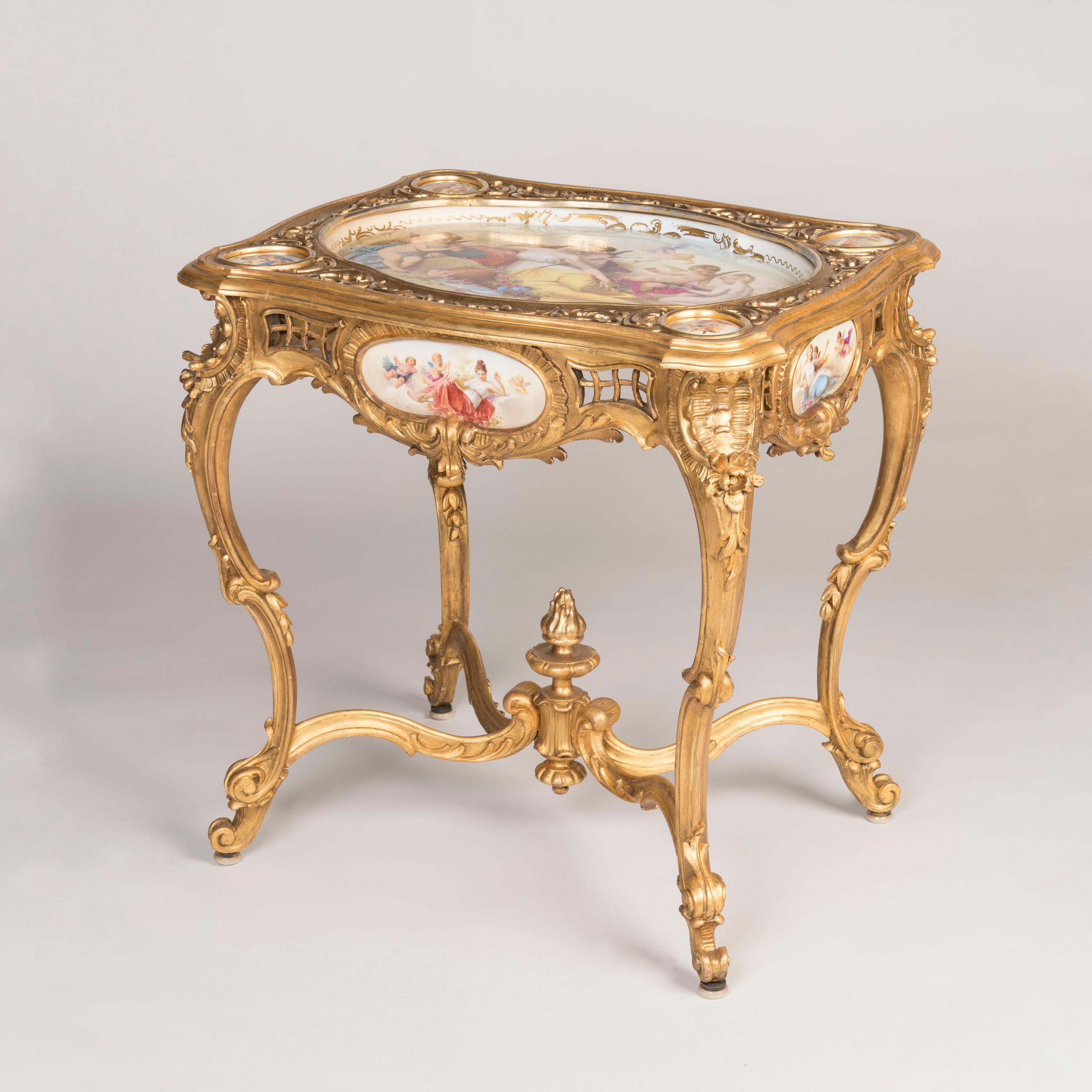 Porcelaine Table sculptée du 19ème siècle de style Louis XV avec panneaux en porcelaine en vente
