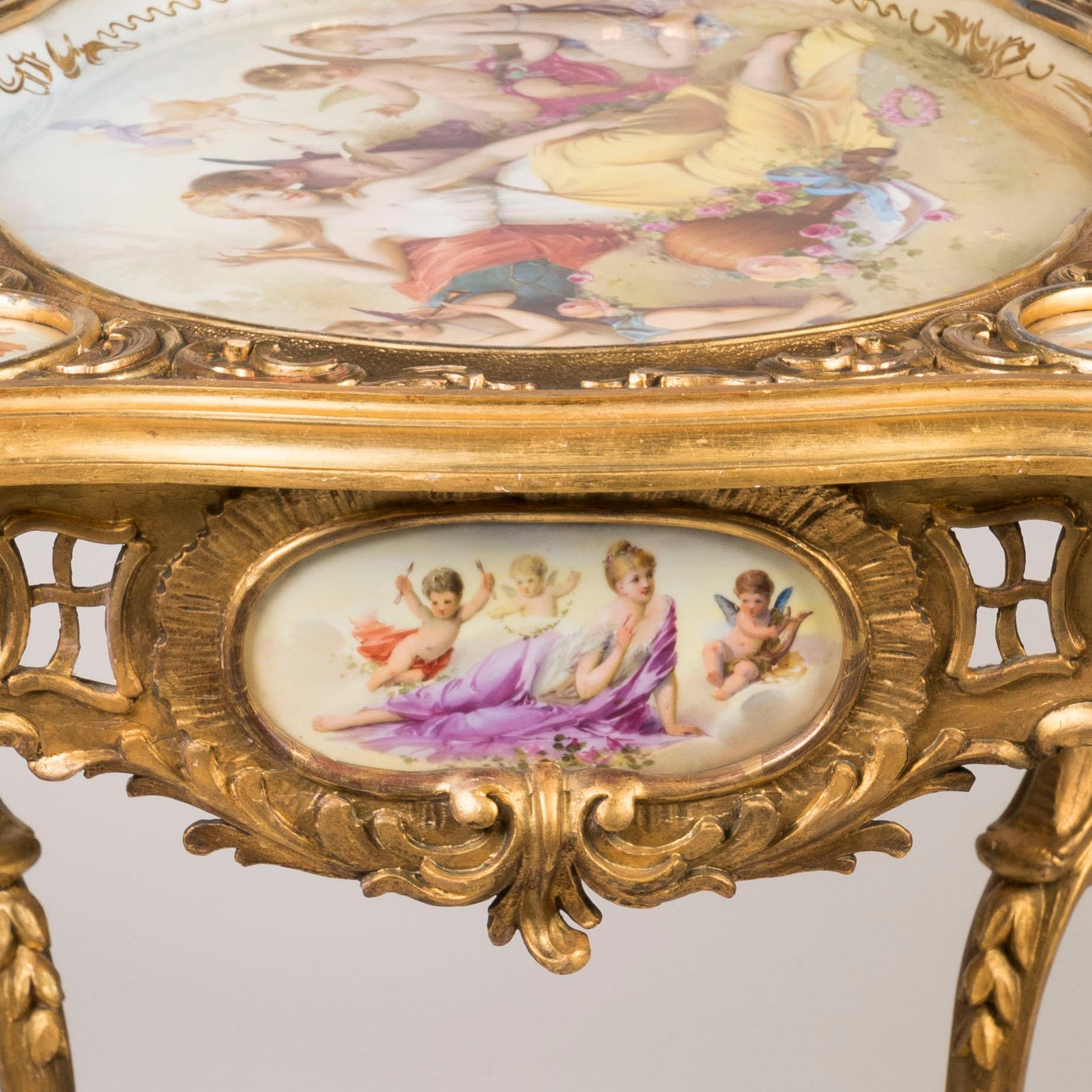 Table sculptée du 19ème siècle de style Louis XV avec panneaux en porcelaine en vente 2