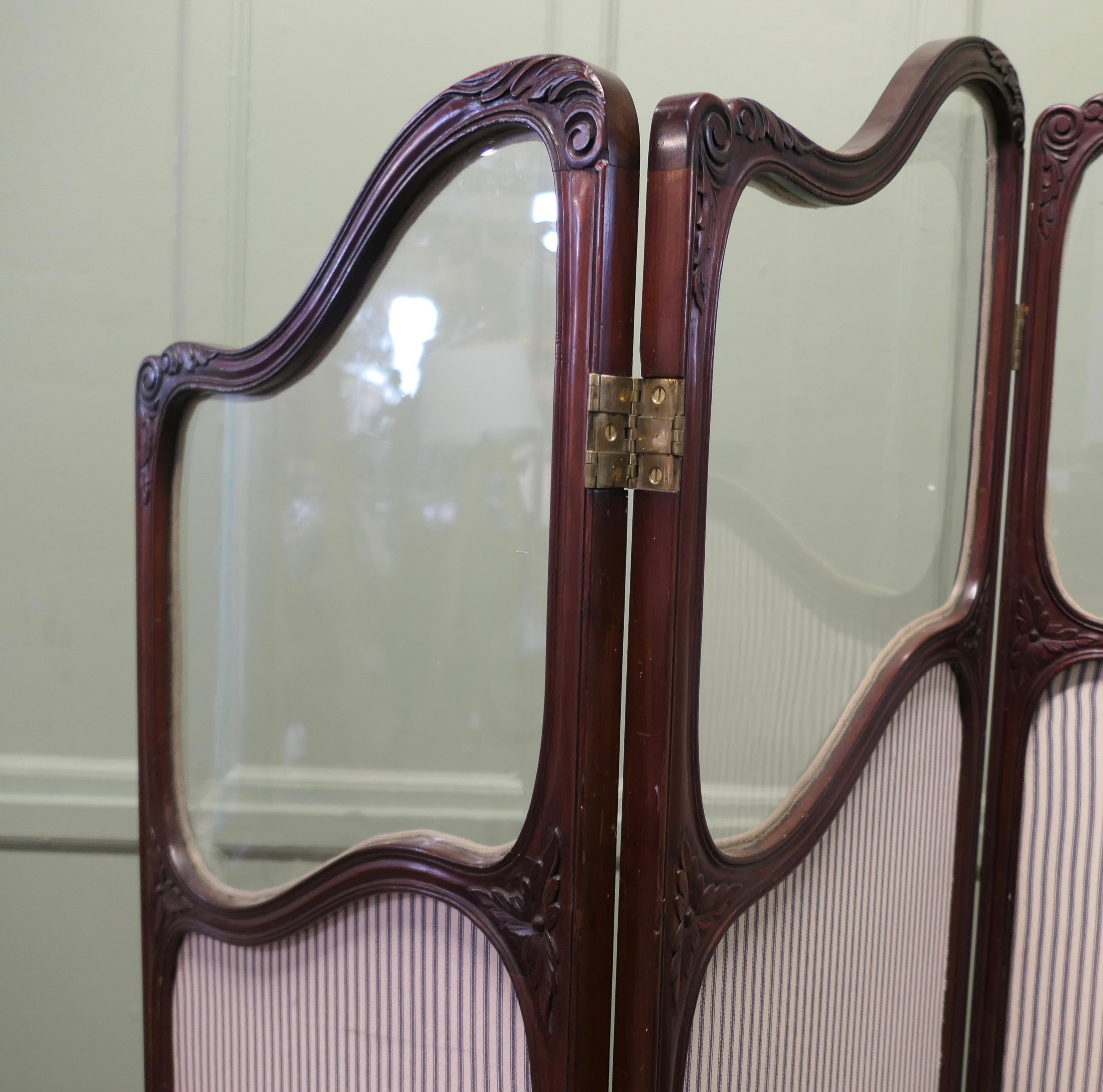 XIXe siècle Coiffeuse du 19e siècle, sculptée et tapissée en vente