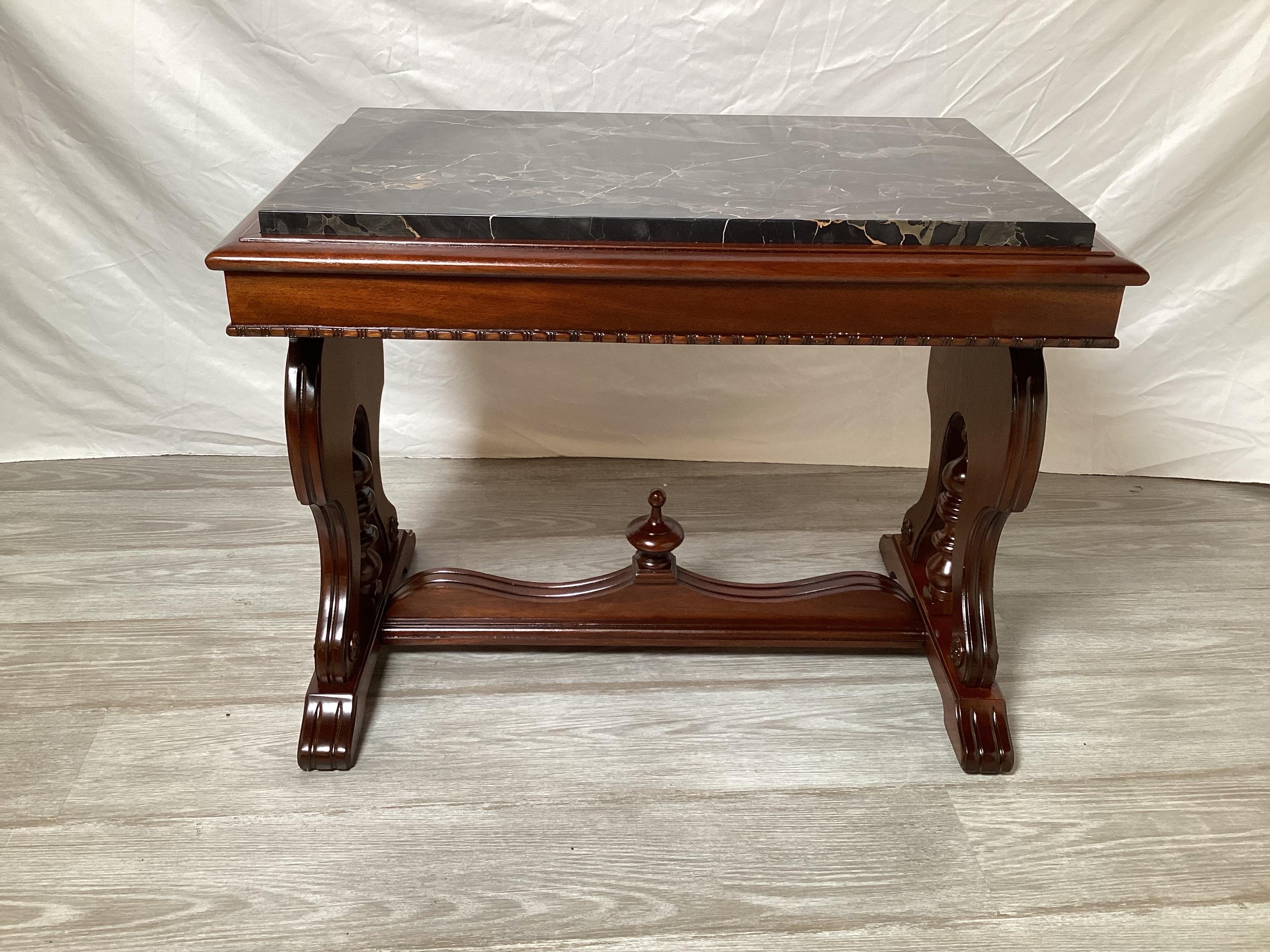 Américain Table d'appoint en noyer sculpté et marbre du 19ème siècle en vente