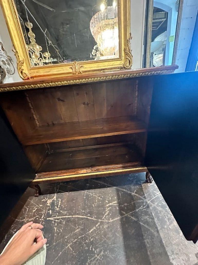 Buffet in noce intagliato del XIX secolo in vendita 4
