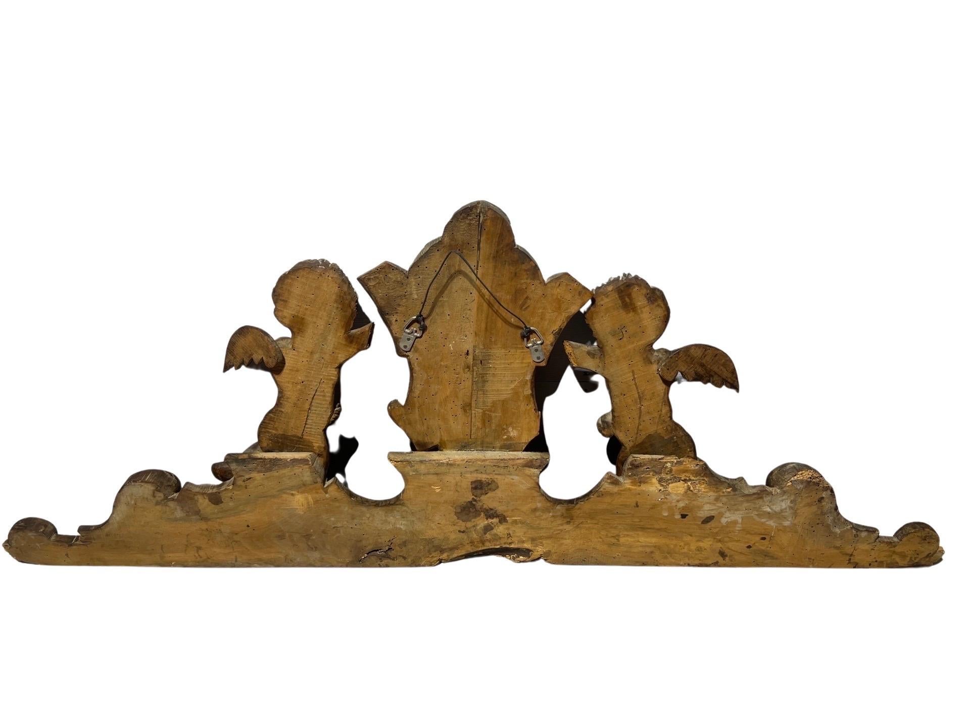 Pièce de couronne ou cimier en noyer sculpté du 19e siècle avec monogramme et Pieces en vente 3