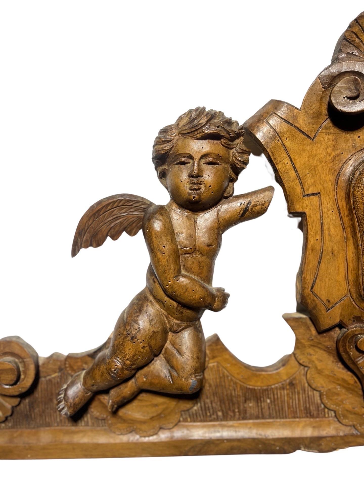 Pièce de couronne ou cimier en noyer sculpté du 19e siècle avec monogramme et Pieces Bon état - En vente à Atlanta, GA
