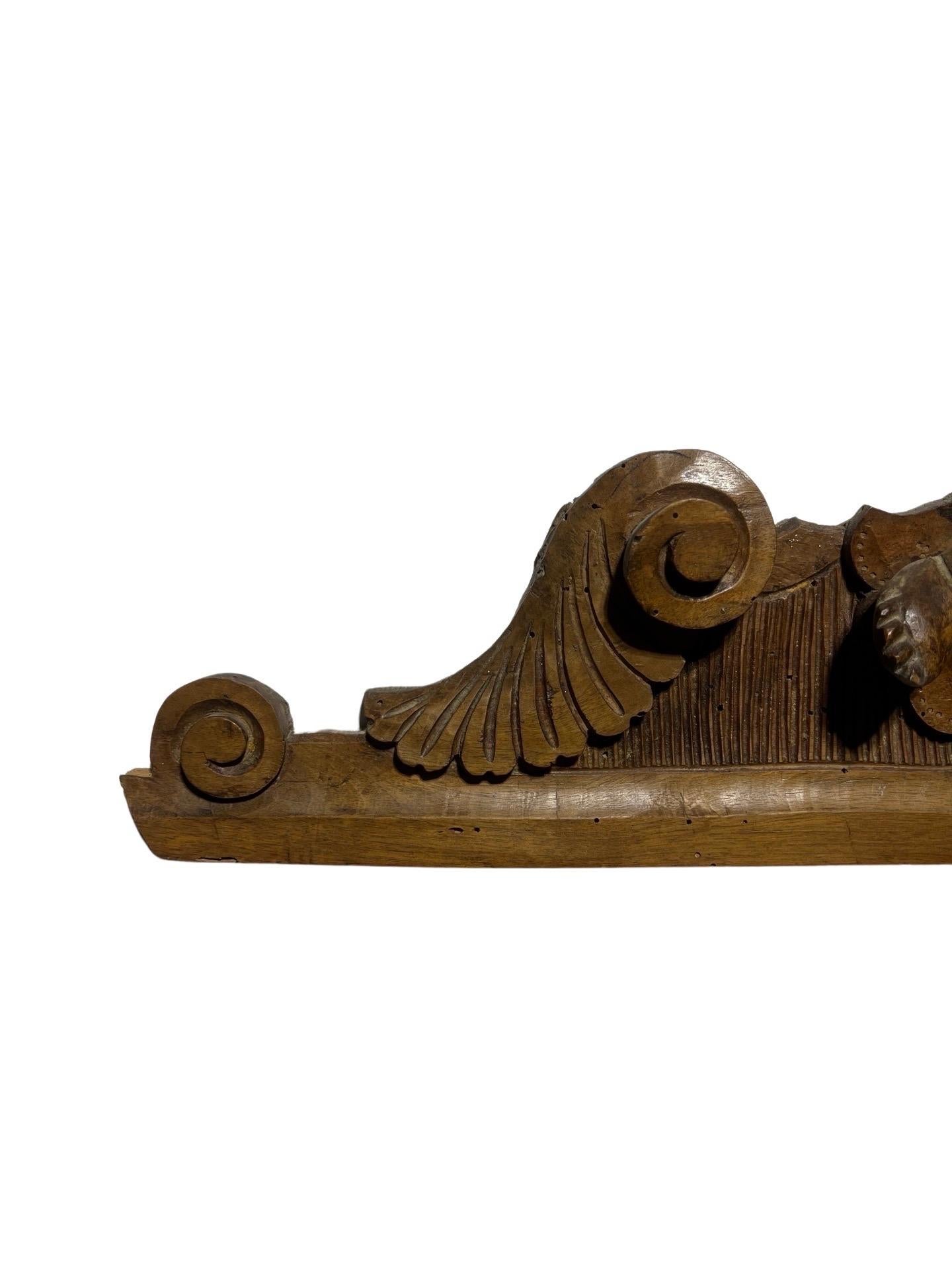 XIXe siècle Pièce de couronne ou cimier en noyer sculpté du 19e siècle avec monogramme et Pieces en vente