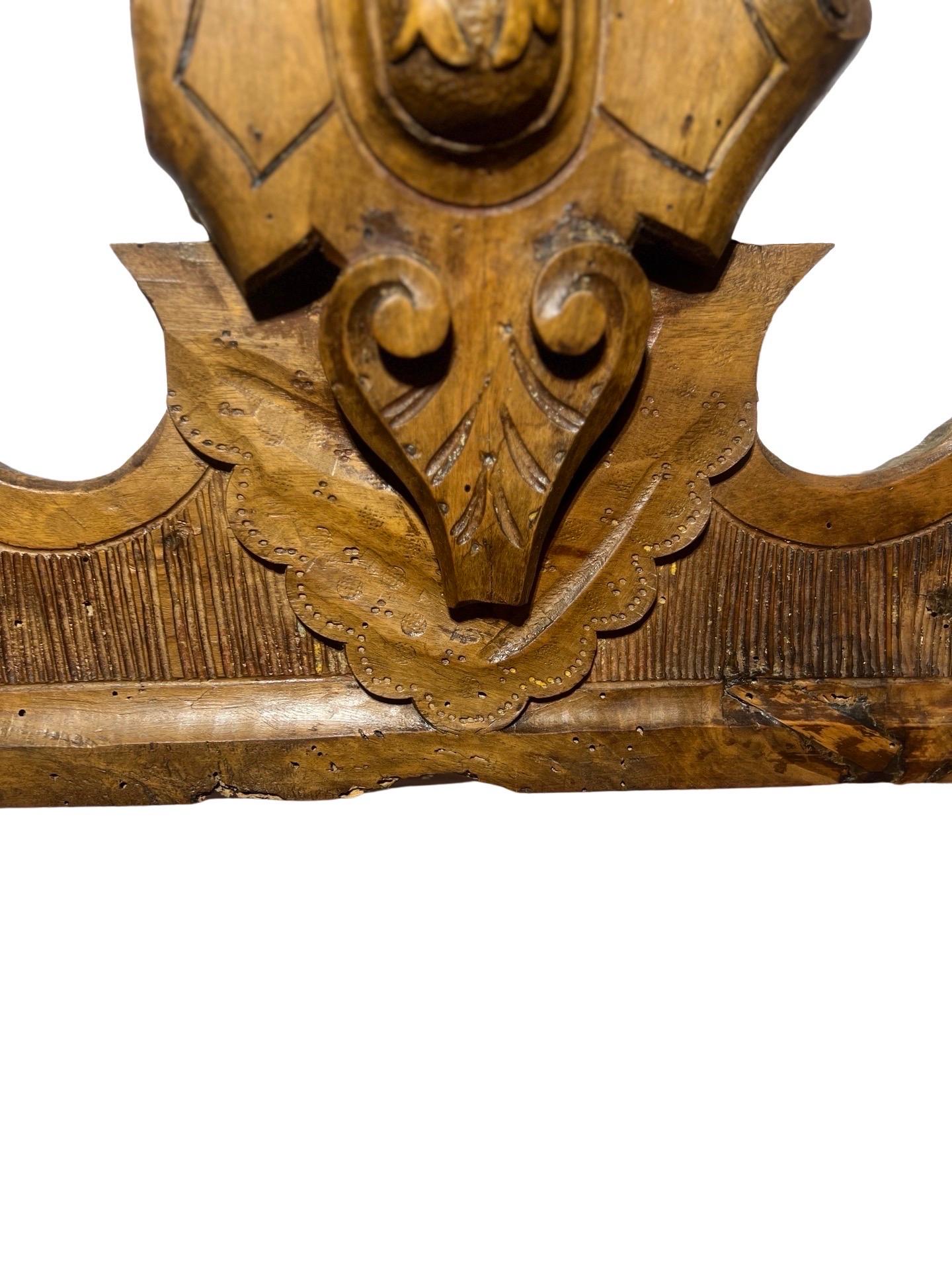 Noyer Pièce de couronne ou cimier en noyer sculpté du 19e siècle avec monogramme et Pieces en vente