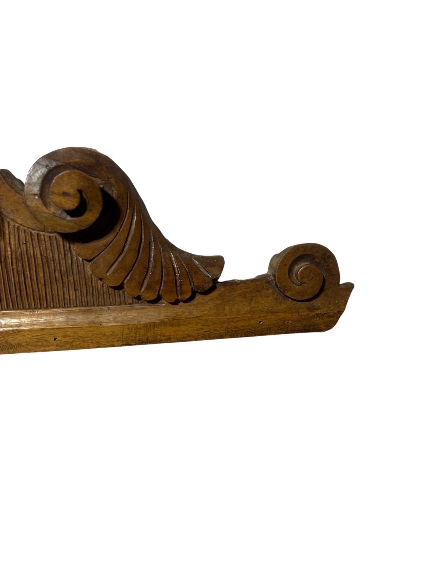 Pièce de couronne ou cimier en noyer sculpté du 19e siècle avec monogramme et Pieces en vente 1