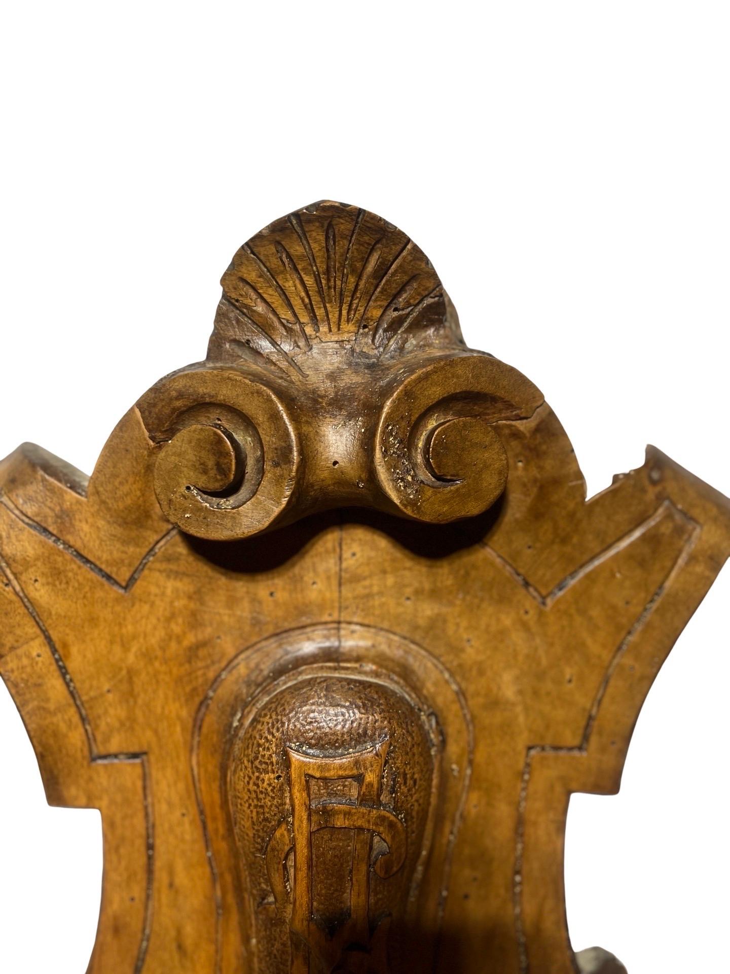 Pièce de couronne ou cimier en noyer sculpté du 19e siècle avec monogramme et Pieces en vente 2