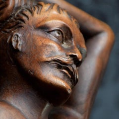 Figura maschile effeminata in legno di noce intagliato del XIX secolo