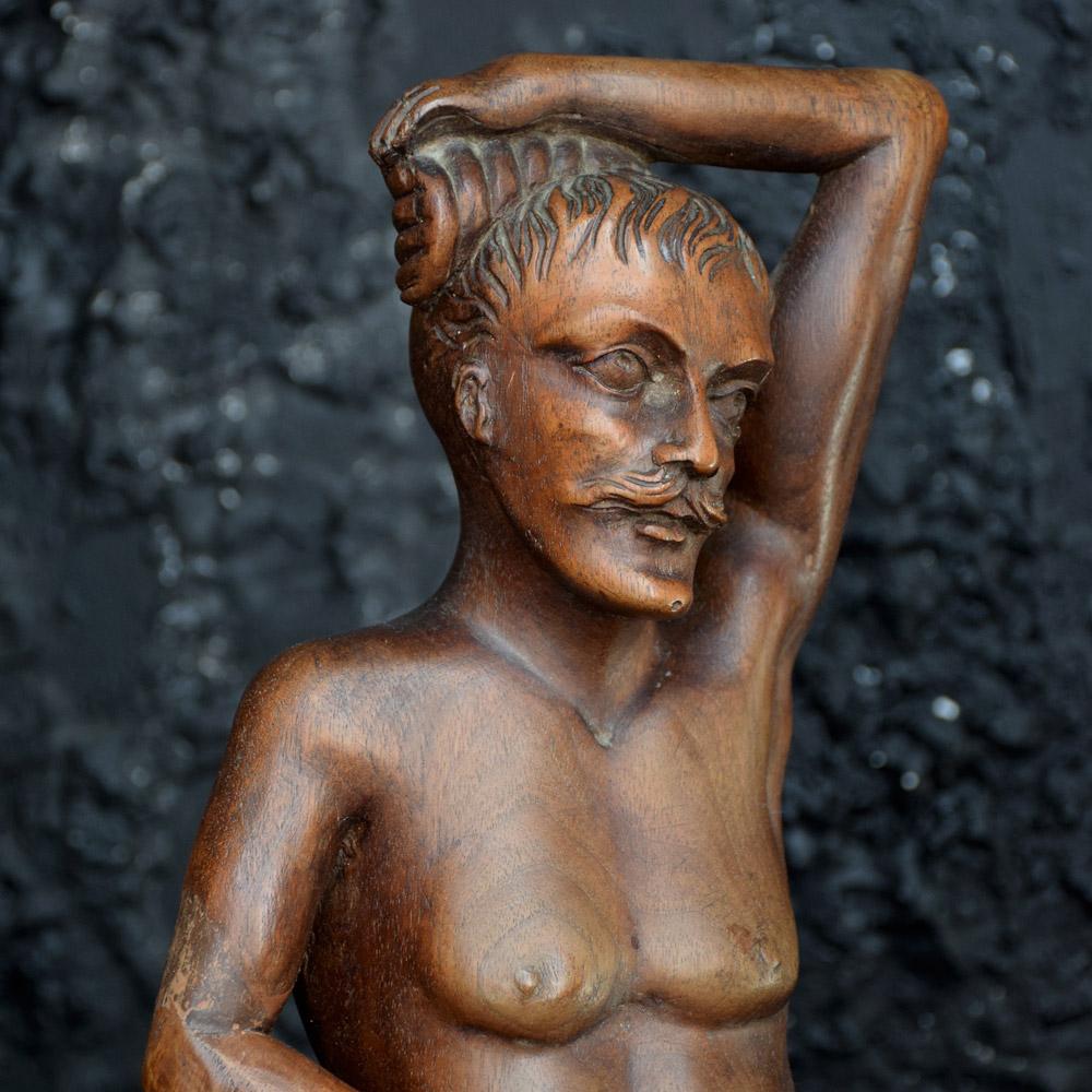 Geschnitzte männliche Effeminacy-Figur aus Nussbaumholz, 19. Jahrhundert im Angebot 1