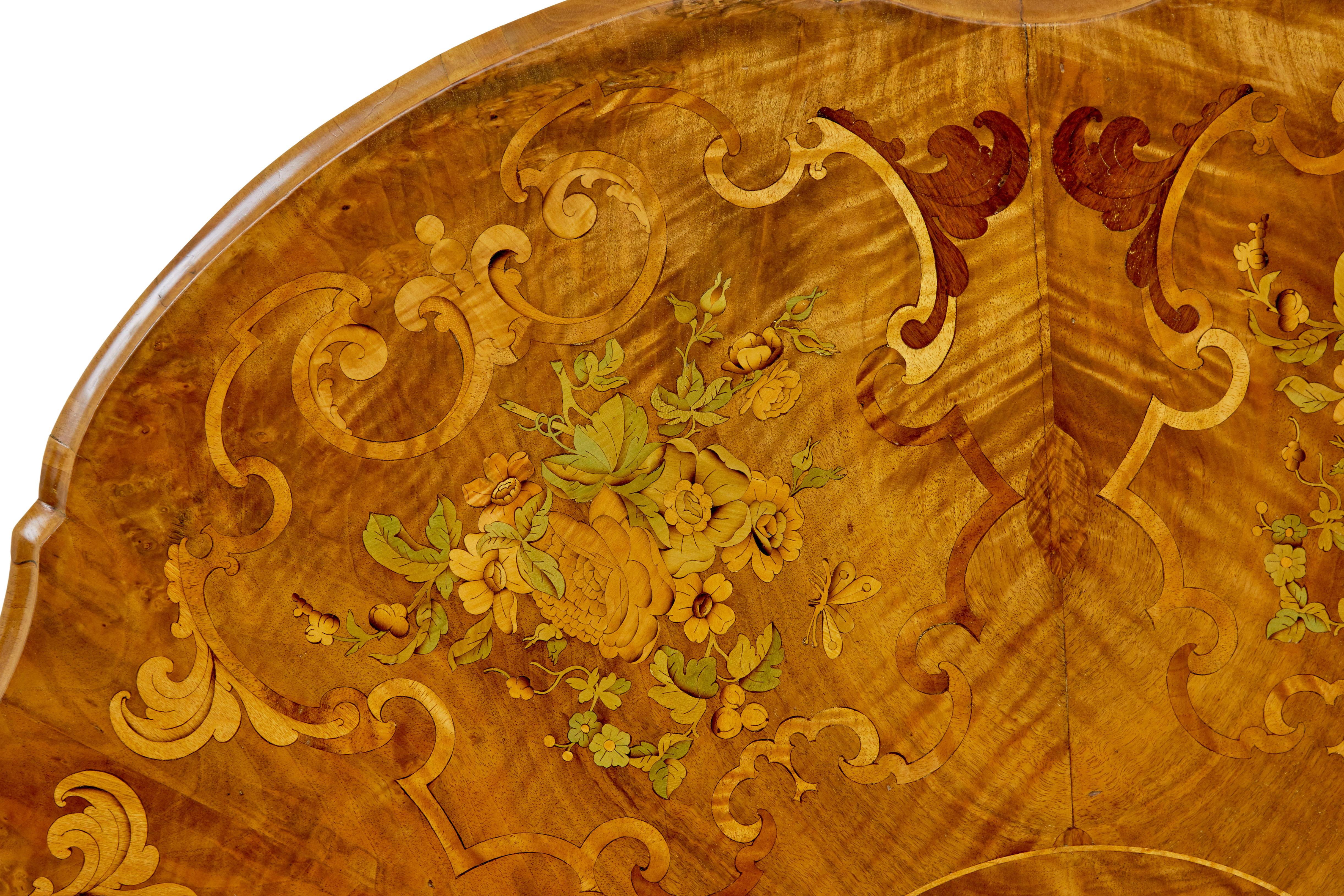 Table centrale en marqueterie de noyer sculpté du 19e siècle en vente 2