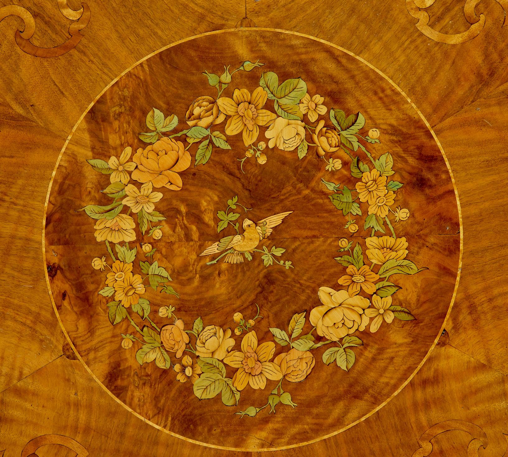 Table centrale en marqueterie de noyer sculpté du 19e siècle en vente 3