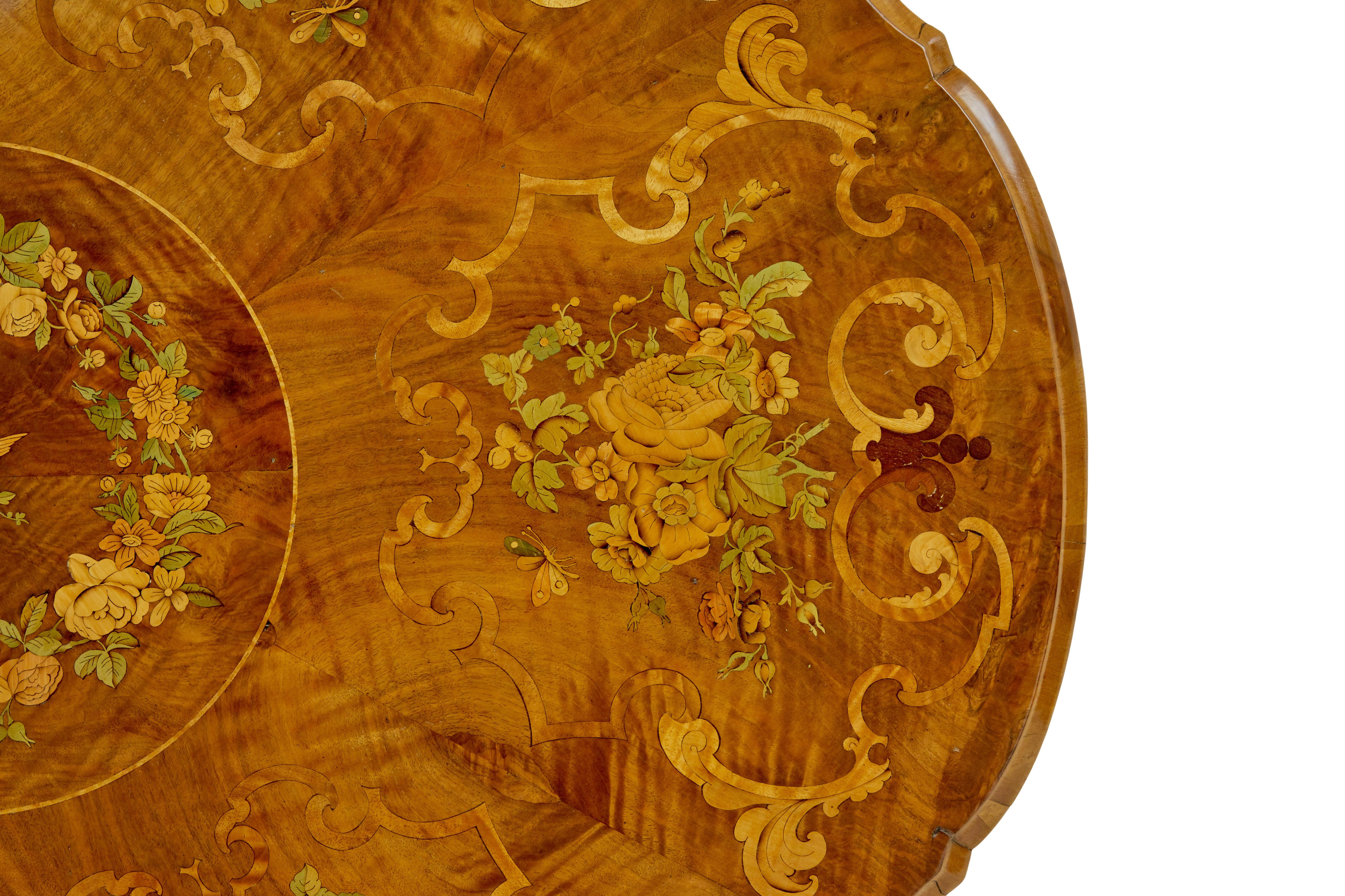 Table centrale en marqueterie de noyer sculpté du 19e siècle en vente 4
