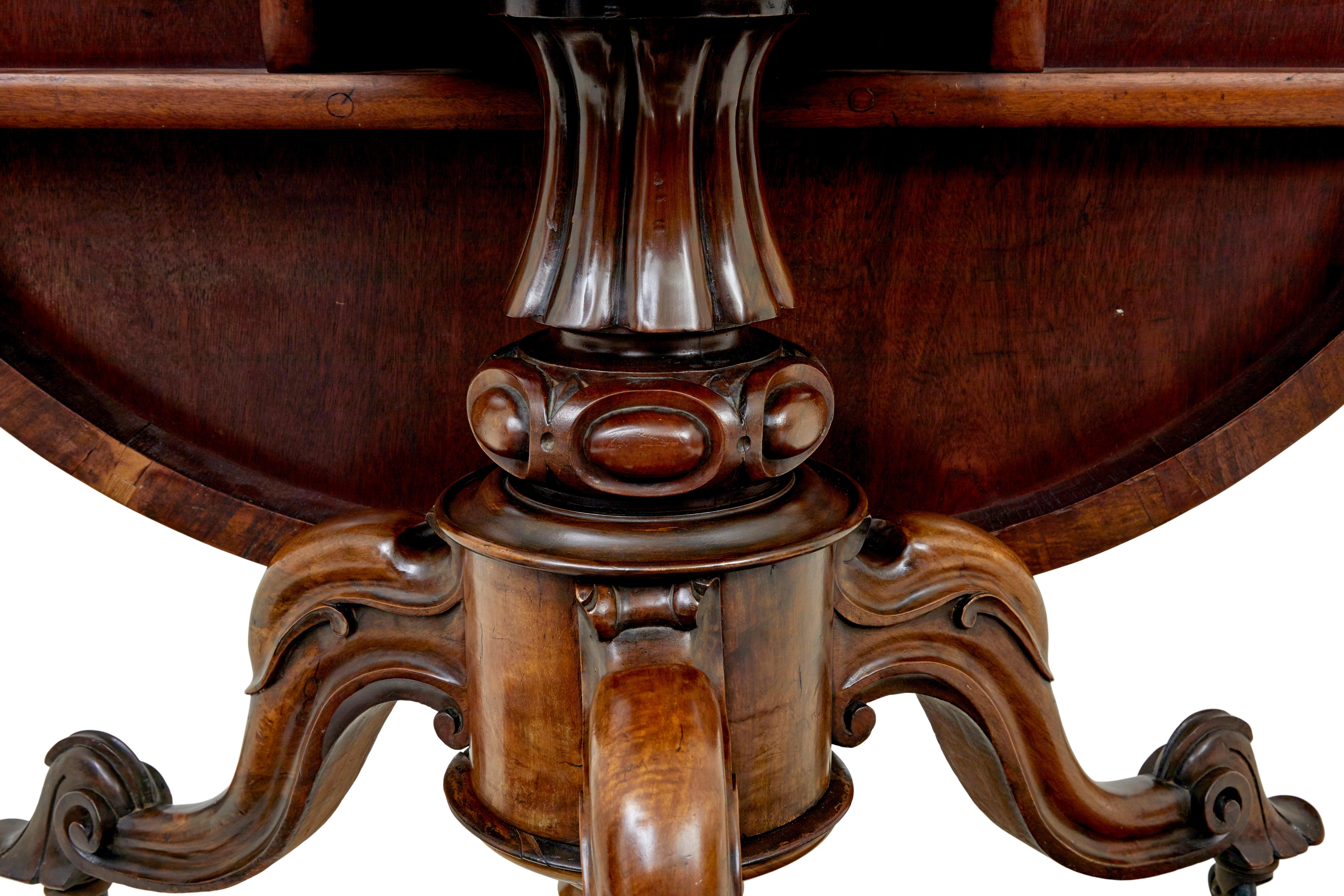 Table centrale en marqueterie de noyer sculpté du 19e siècle en vente 5