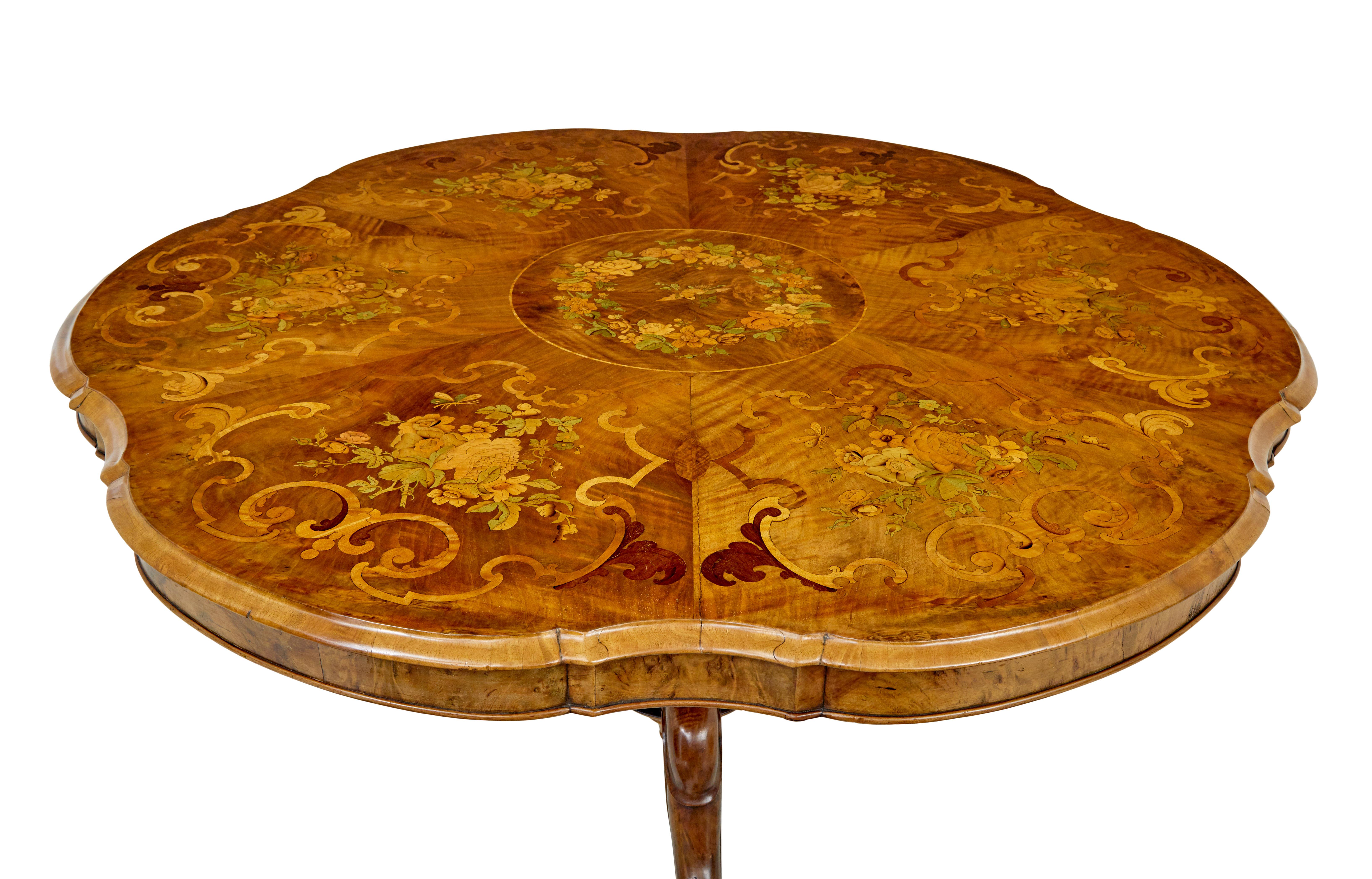 Table centrale en marqueterie de noyer sculpté du 19e siècle en vente 6