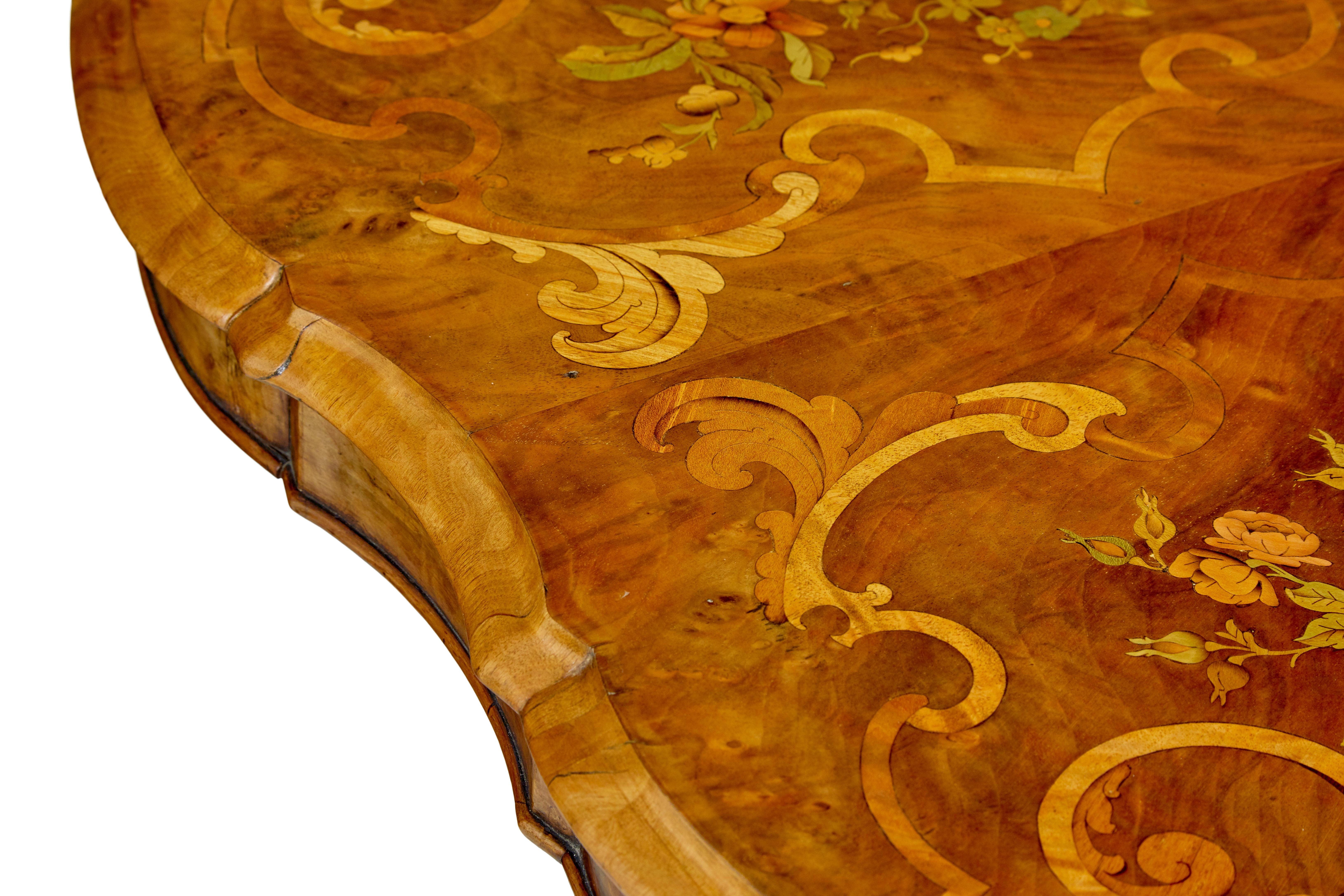 Table centrale en marqueterie de noyer sculpté du 19e siècle en vente 7