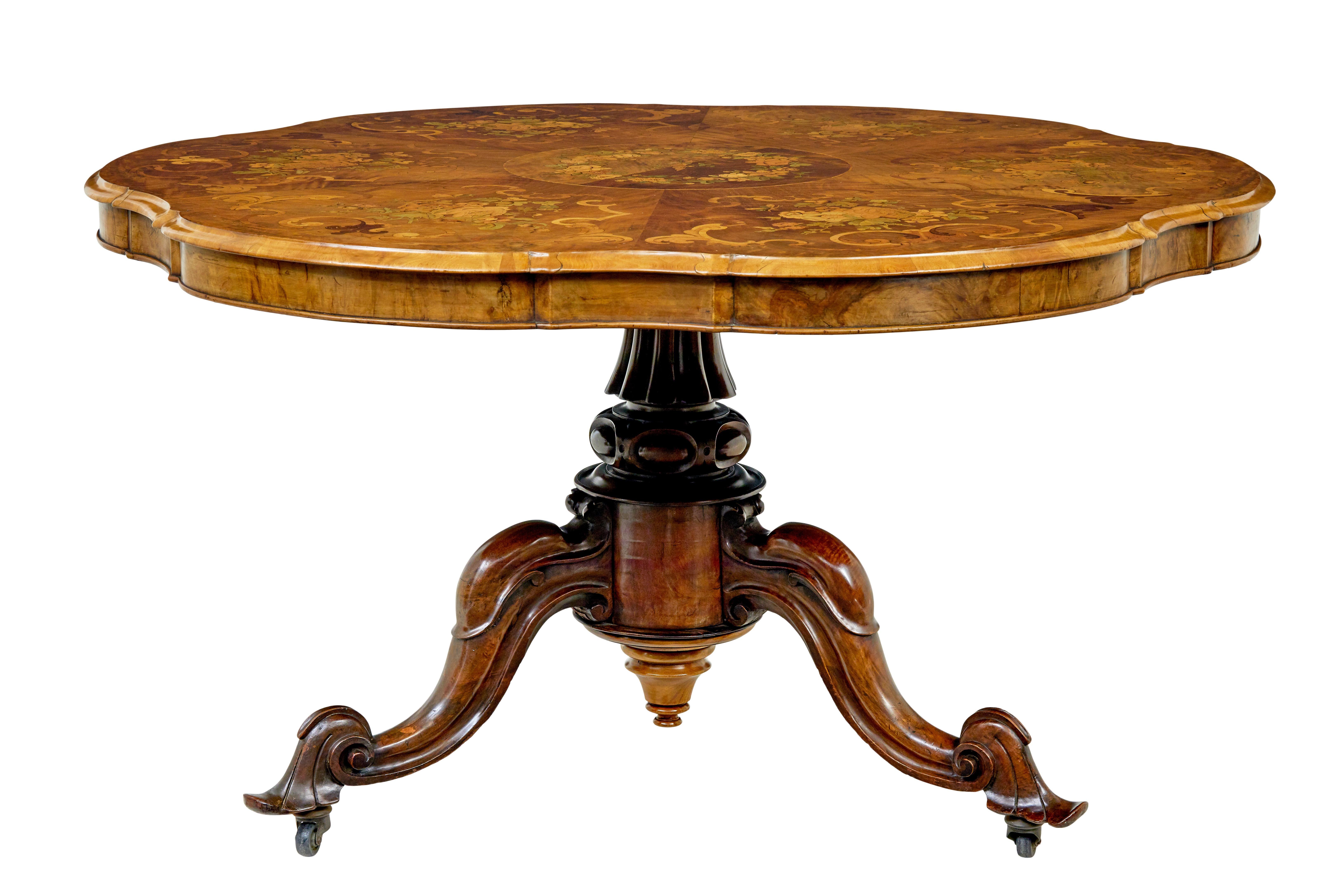 Table centrale en noyer sculpté du 19e siècle avec incrustation vers 1870.

Nous avons le plaisir de vous proposer cette superbe table centrale aux proportions généreuses.

Dessus circulaire avec bord moulé festonné.  Marqueterie florale de grande