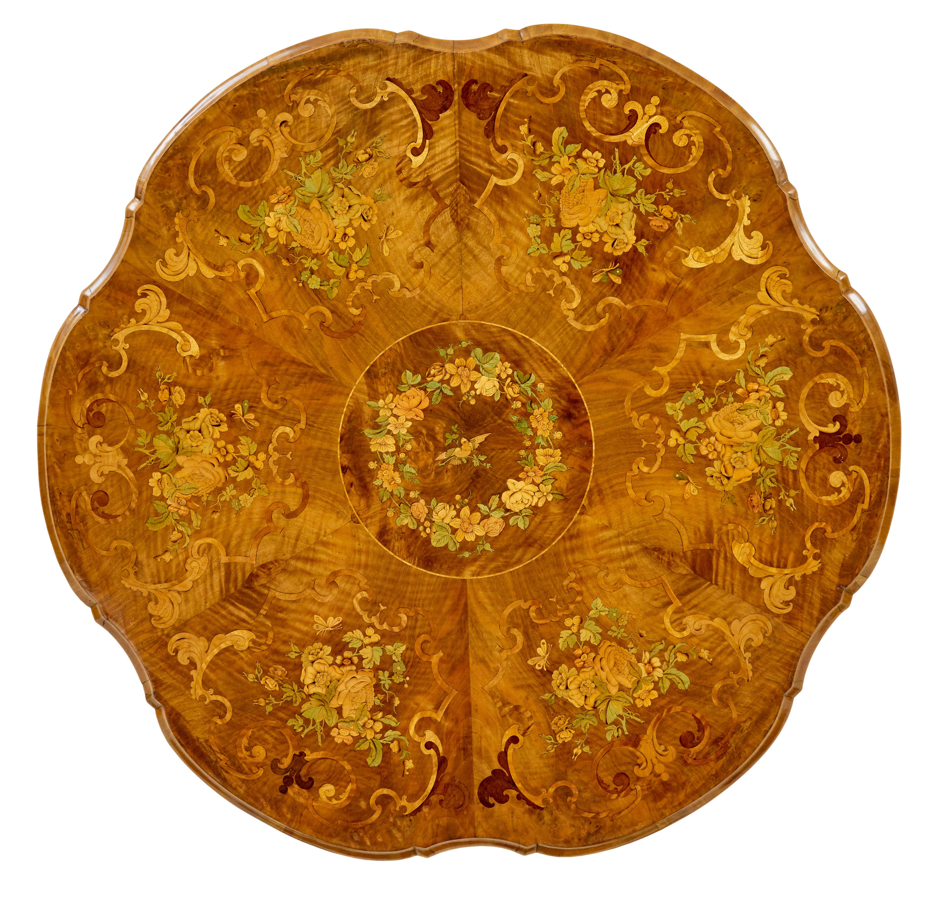 Apogée victorien Table centrale en marqueterie de noyer sculpté du 19e siècle en vente