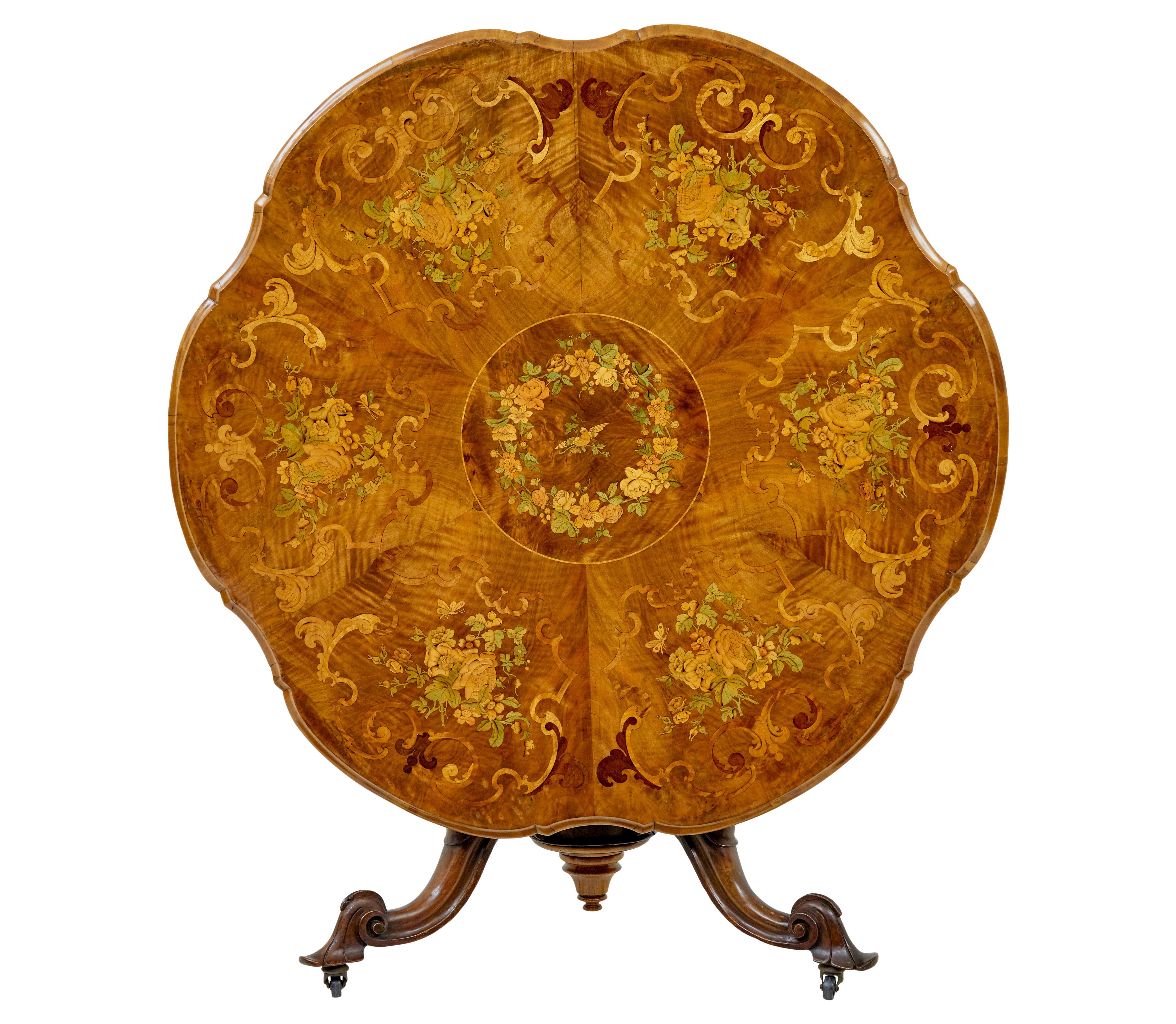 Anglais Table centrale en marqueterie de noyer sculpté du 19e siècle en vente