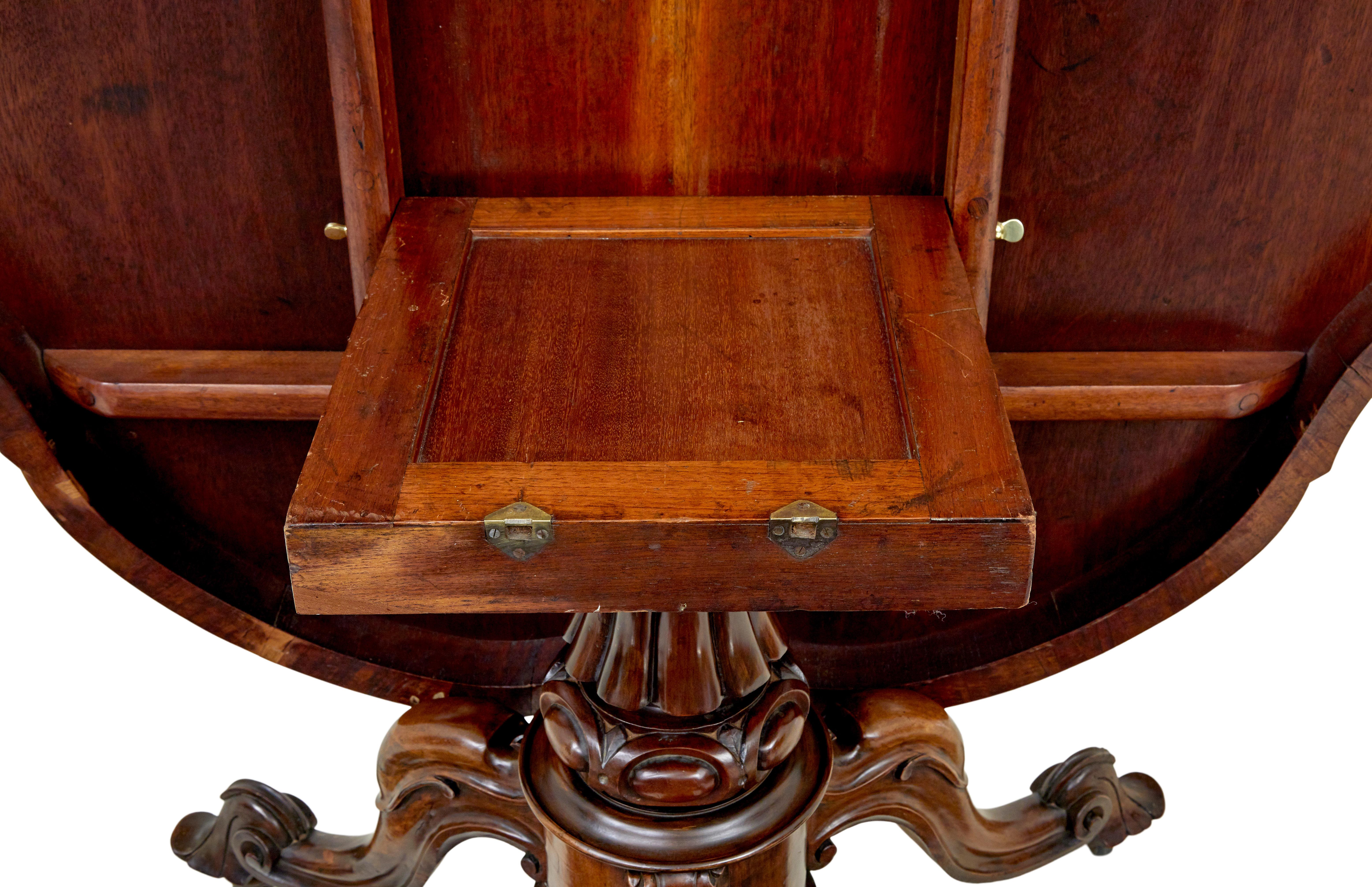 XIXe siècle Table centrale en marqueterie de noyer sculpté du 19e siècle en vente