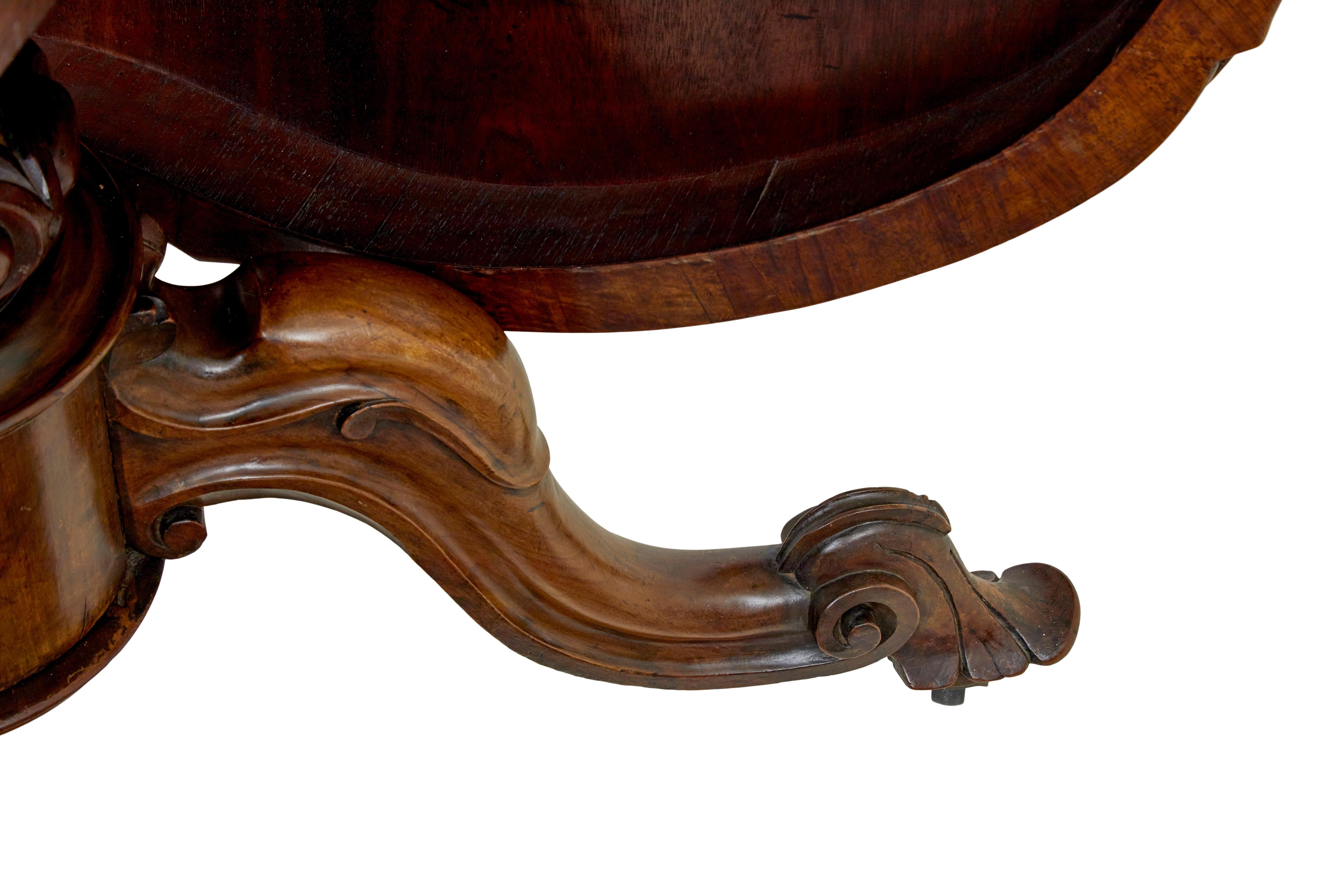 Noyer Table centrale en marqueterie de noyer sculpté du 19e siècle en vente