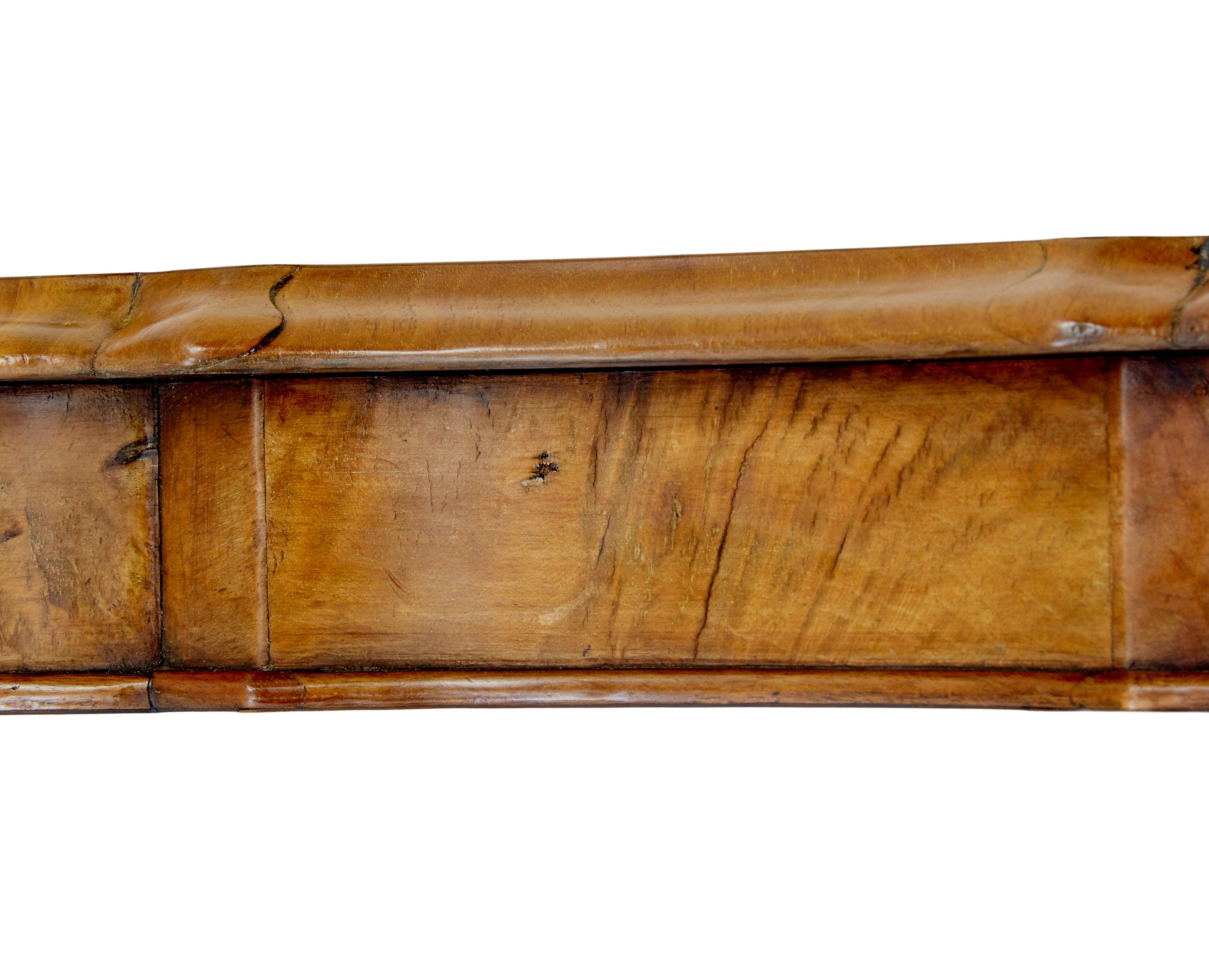 Table centrale en marqueterie de noyer sculpté du 19e siècle en vente 1