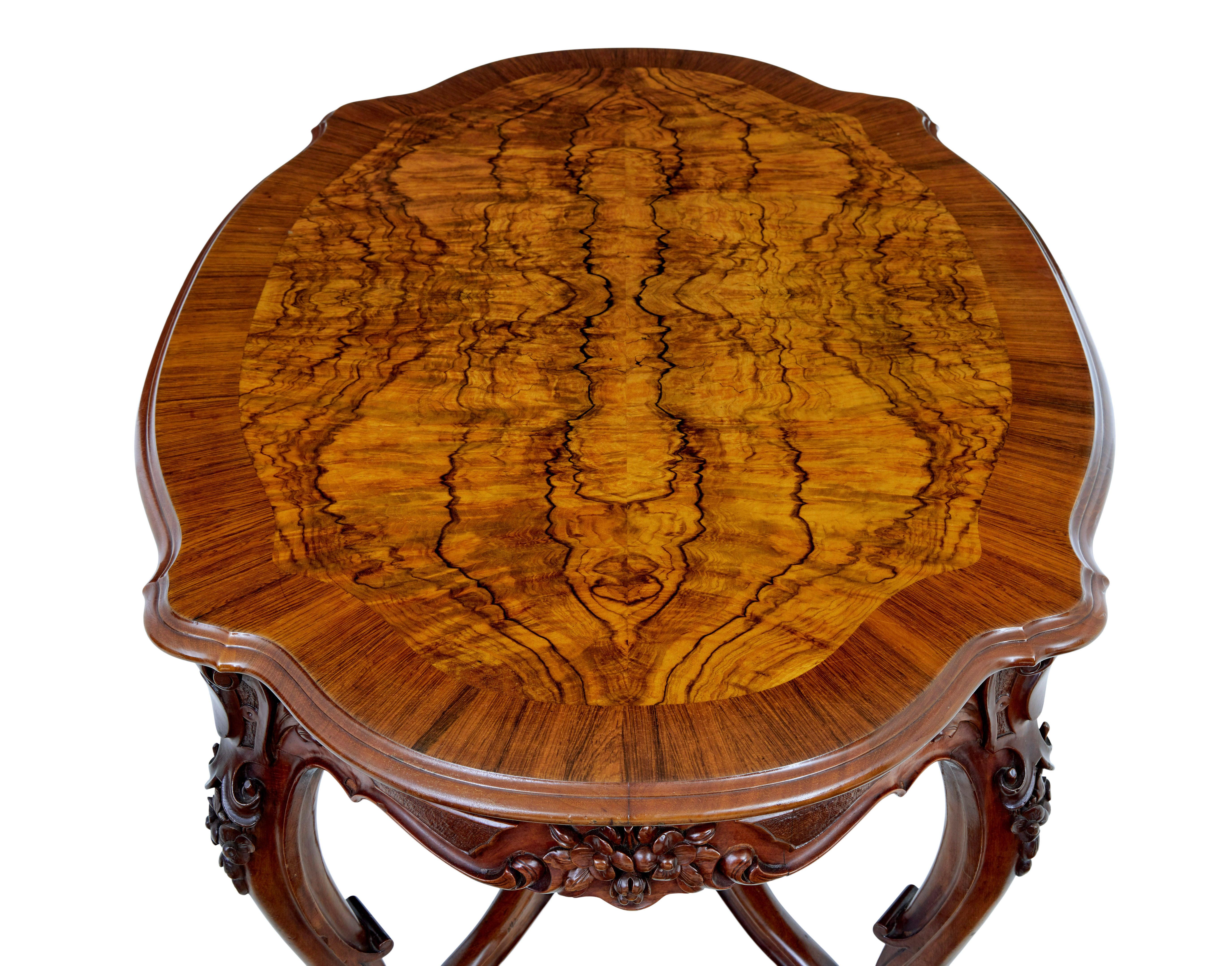 Table d'appoint en noyer sculpté du XIXe siècle en vente 3