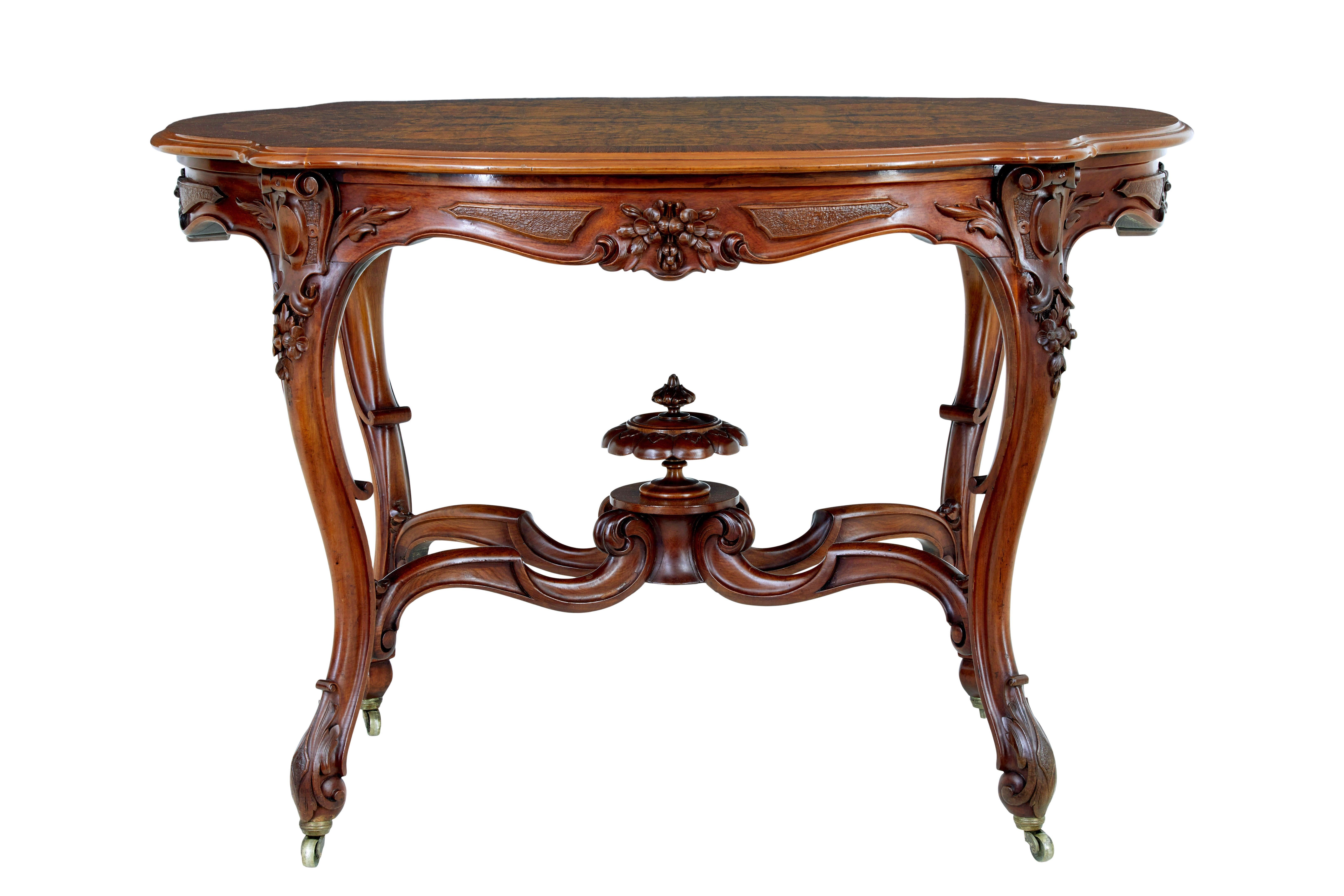 Victorien Table d'appoint en noyer sculpté du XIXe siècle en vente