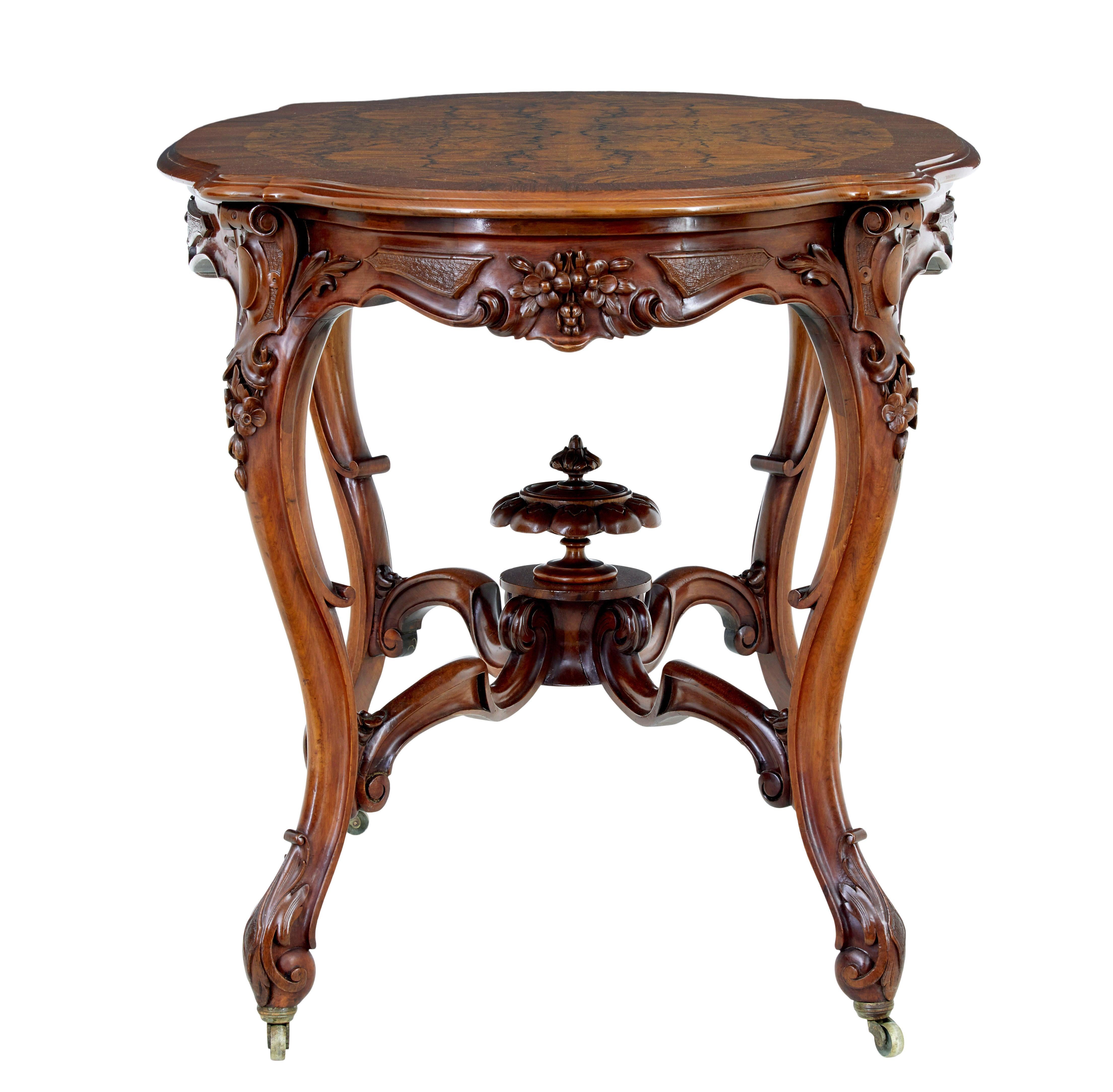 Suédois Table d'appoint en noyer sculpté du XIXe siècle en vente