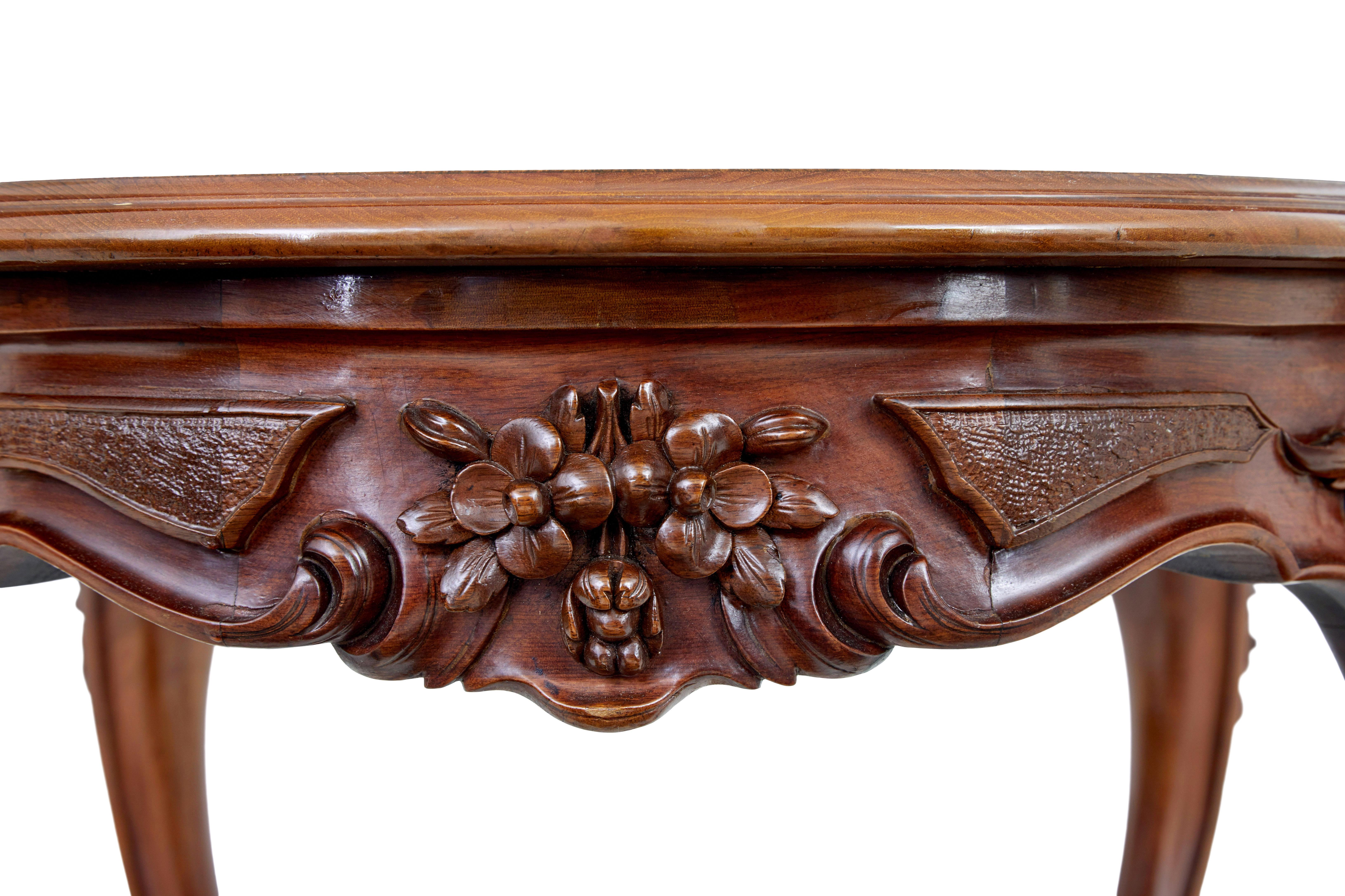 Sculpté Table d'appoint en noyer sculpté du XIXe siècle en vente