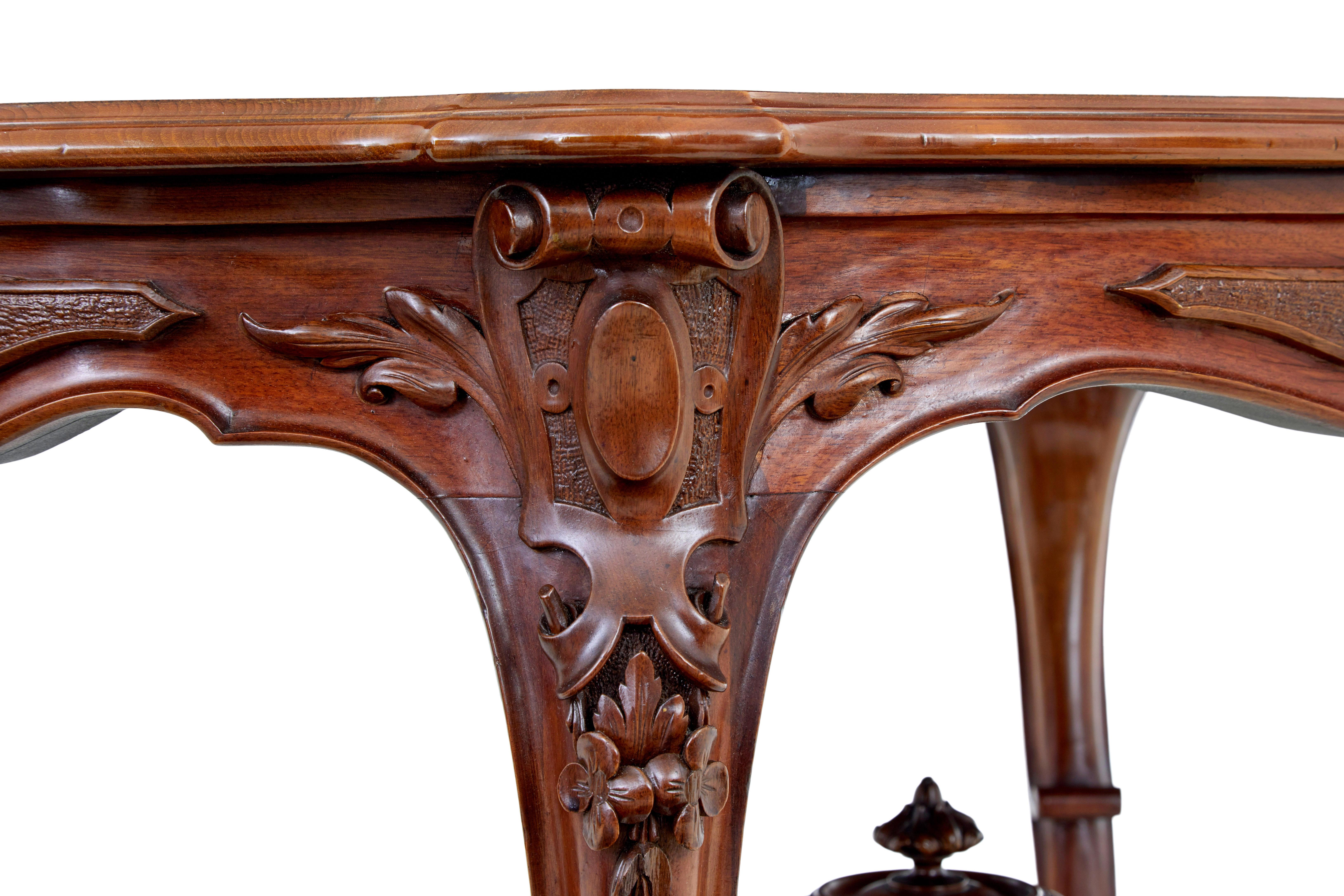 Table d'appoint en noyer sculpté du XIXe siècle Bon état - En vente à Debenham, Suffolk