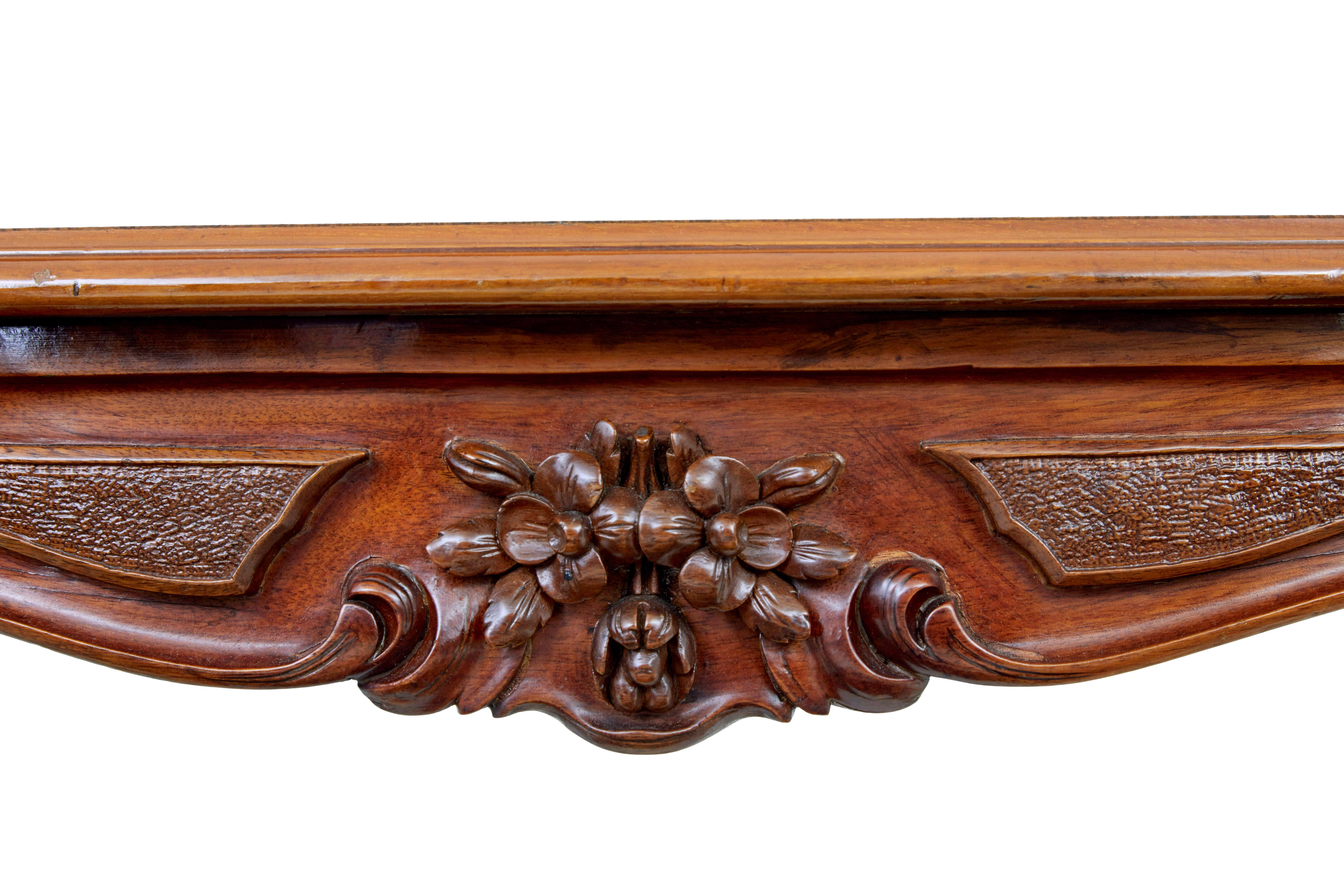 Noyer Table d'appoint en noyer sculpté du XIXe siècle en vente